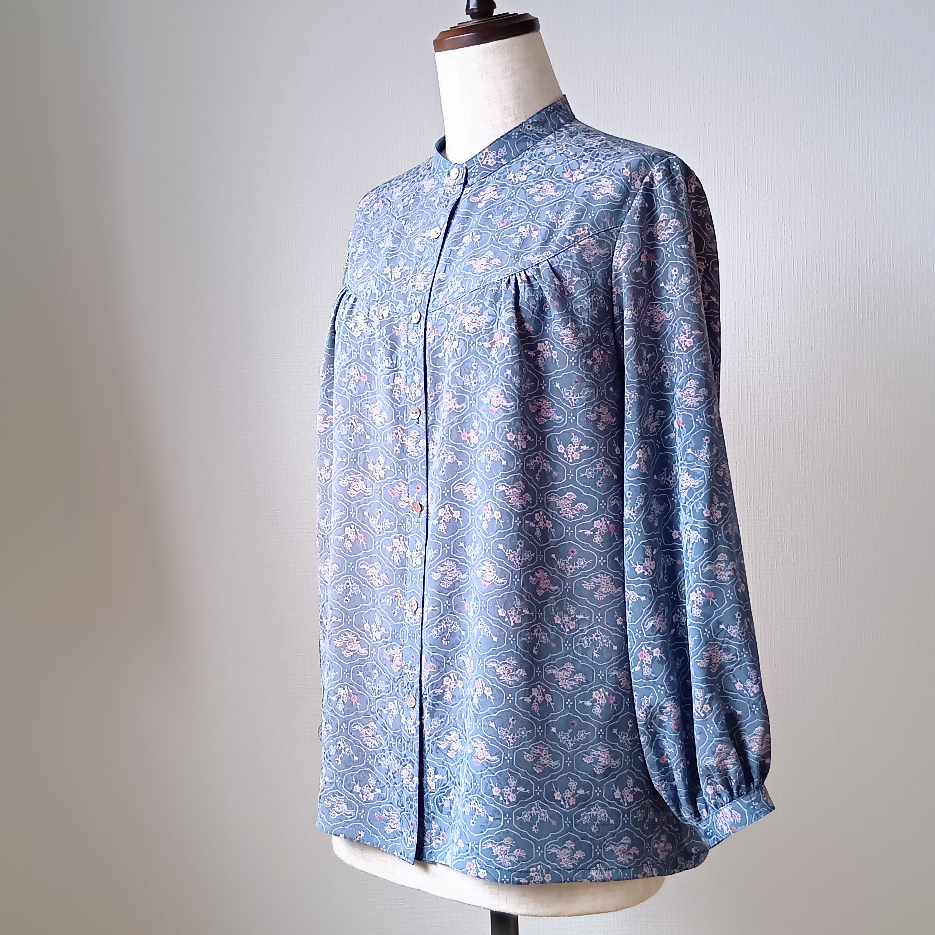 着物リメイク　正絹のブラウス　吉祥柄