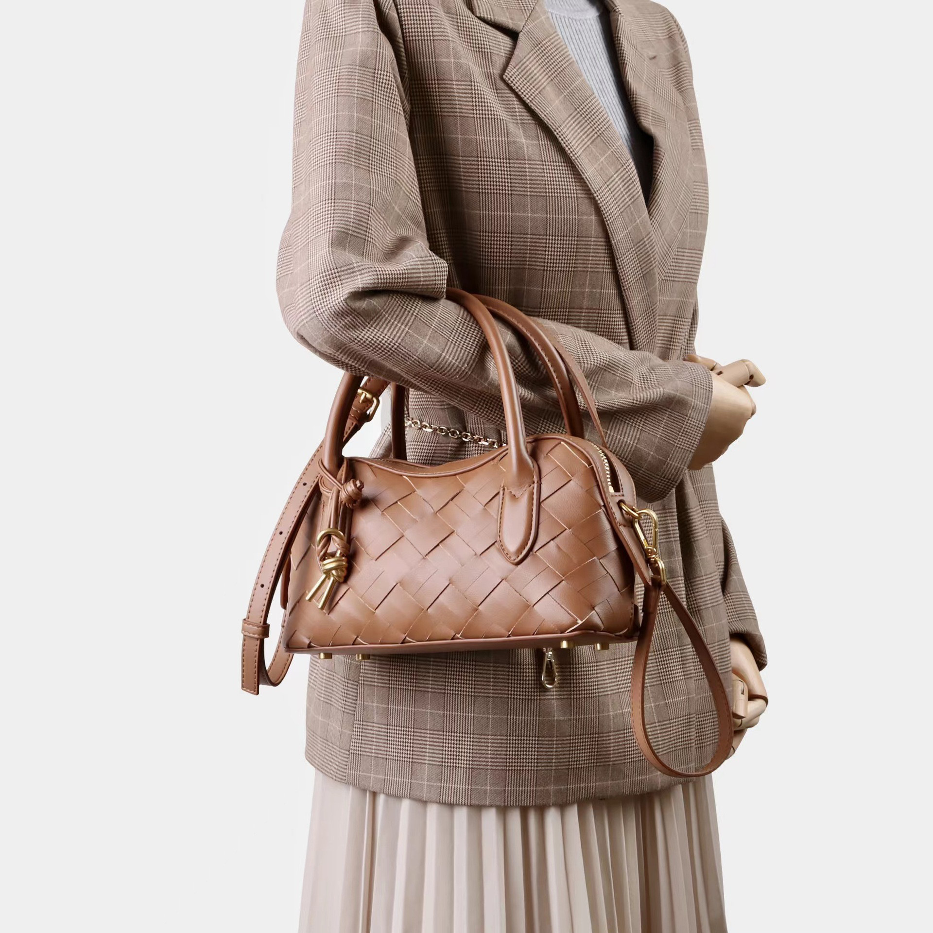 編み込みレザーのミニボストンバッグ｜手持ち・肩掛けで使える大人のデザインバッグ