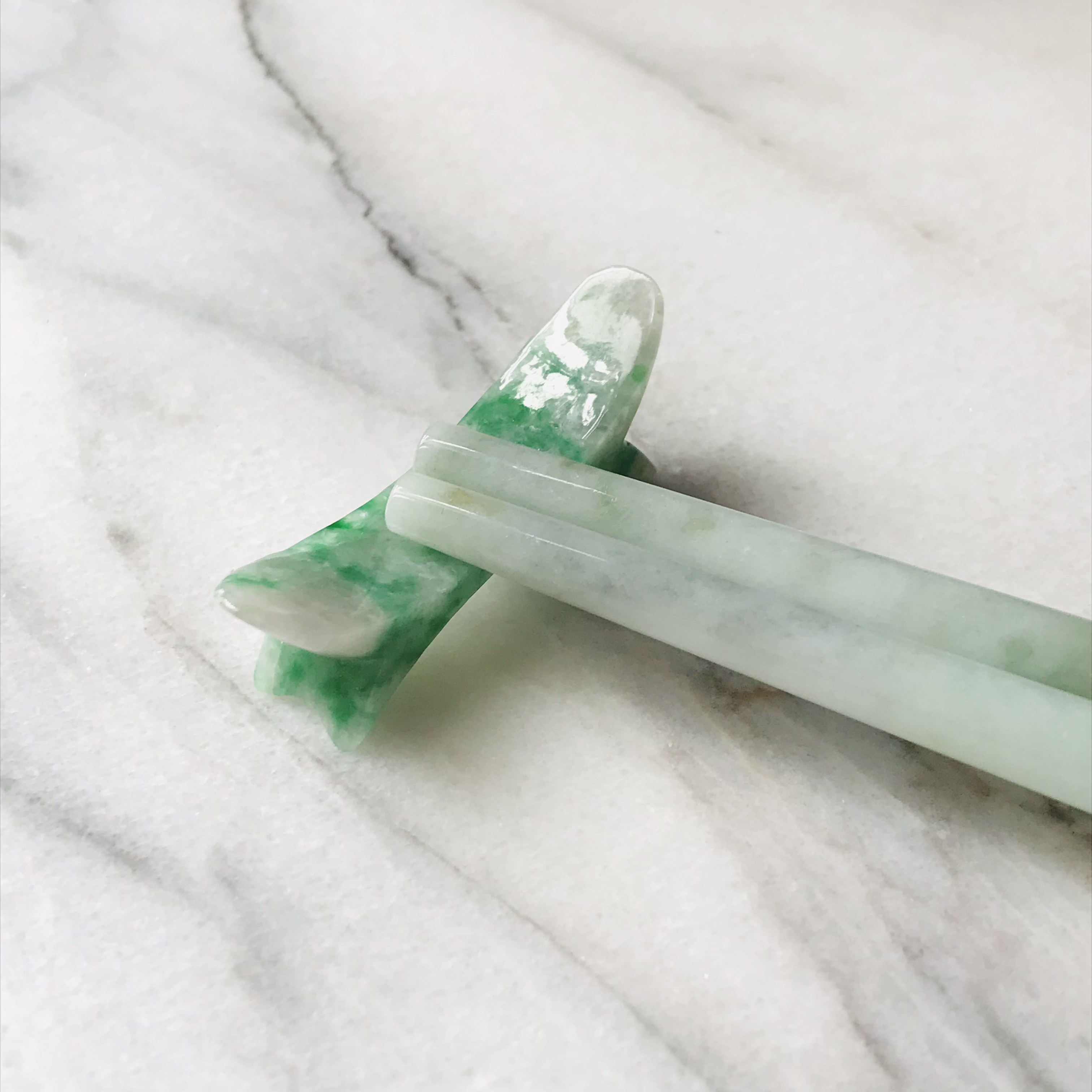 【O1190-001】ジェイド　翡翠　ヒスイ　ミャンマー産　彫刻　カービング　一点もの　インテリア　置物　お箸　箸立て