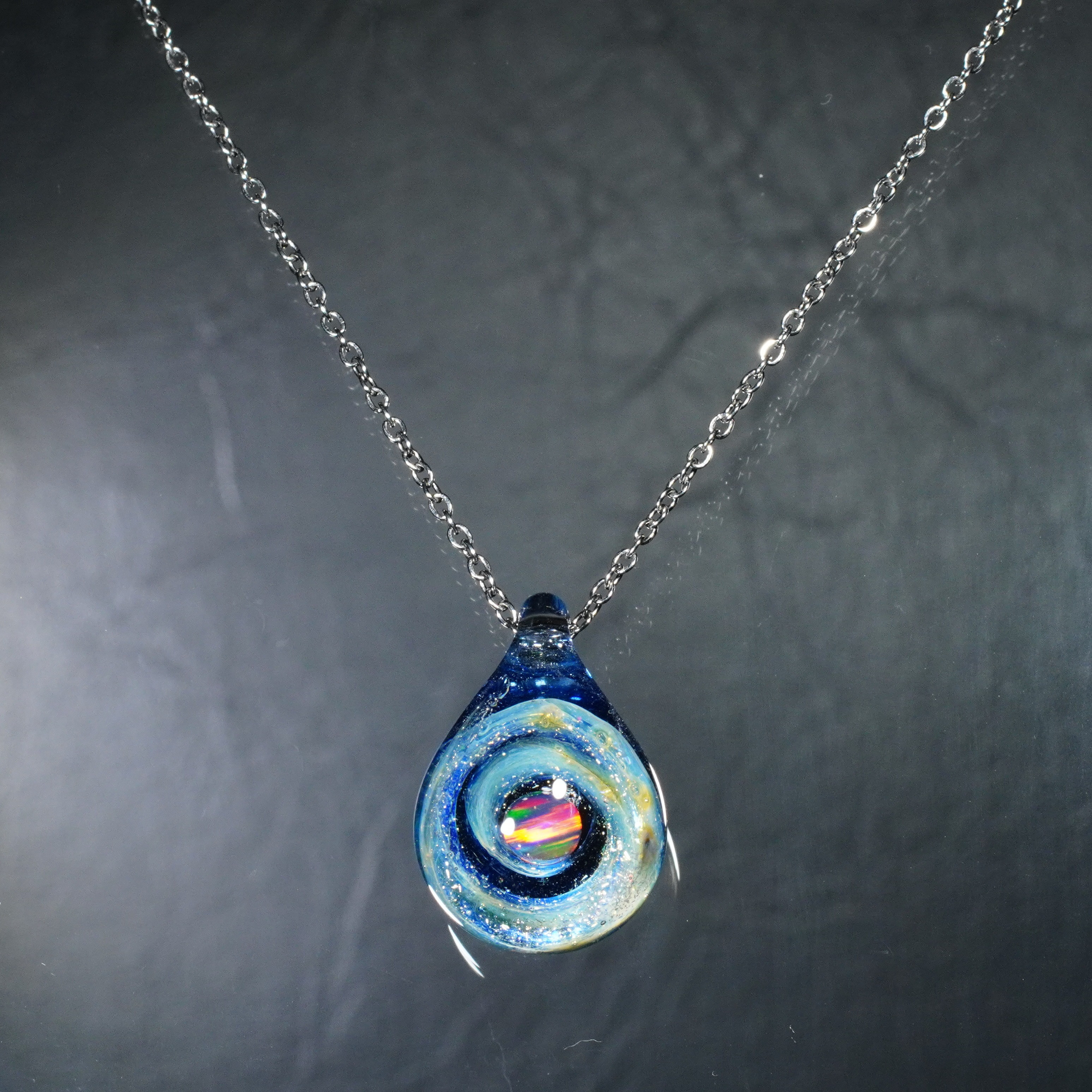 ガラスの小宇宙　レインボーオパール ミニペンダント　雫型　No.2057 【YASUDA GLASS】