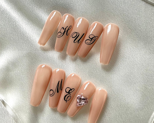 HUG ME♡ ×ヌーディーベージュ ギャルネイル y2k ロングネイル 派手