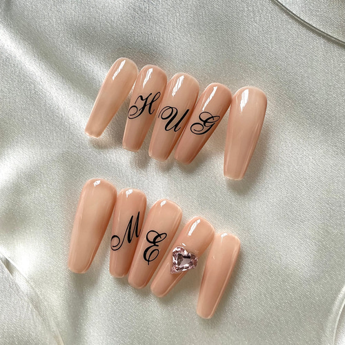 HUG ME♡ ×ヌーディーベージュ ギャルネイル y2k ロングネイル 派手