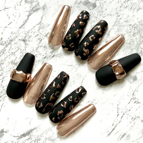 マットブラック×ミラーレオパード ギャルネイル y2k ロングネイル 派手