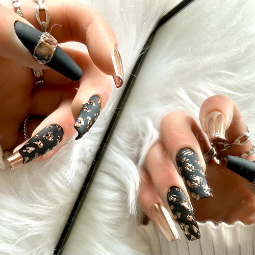 マットブラック×ミラーレオパード ギャルネイル y2k ロングネイル 派手