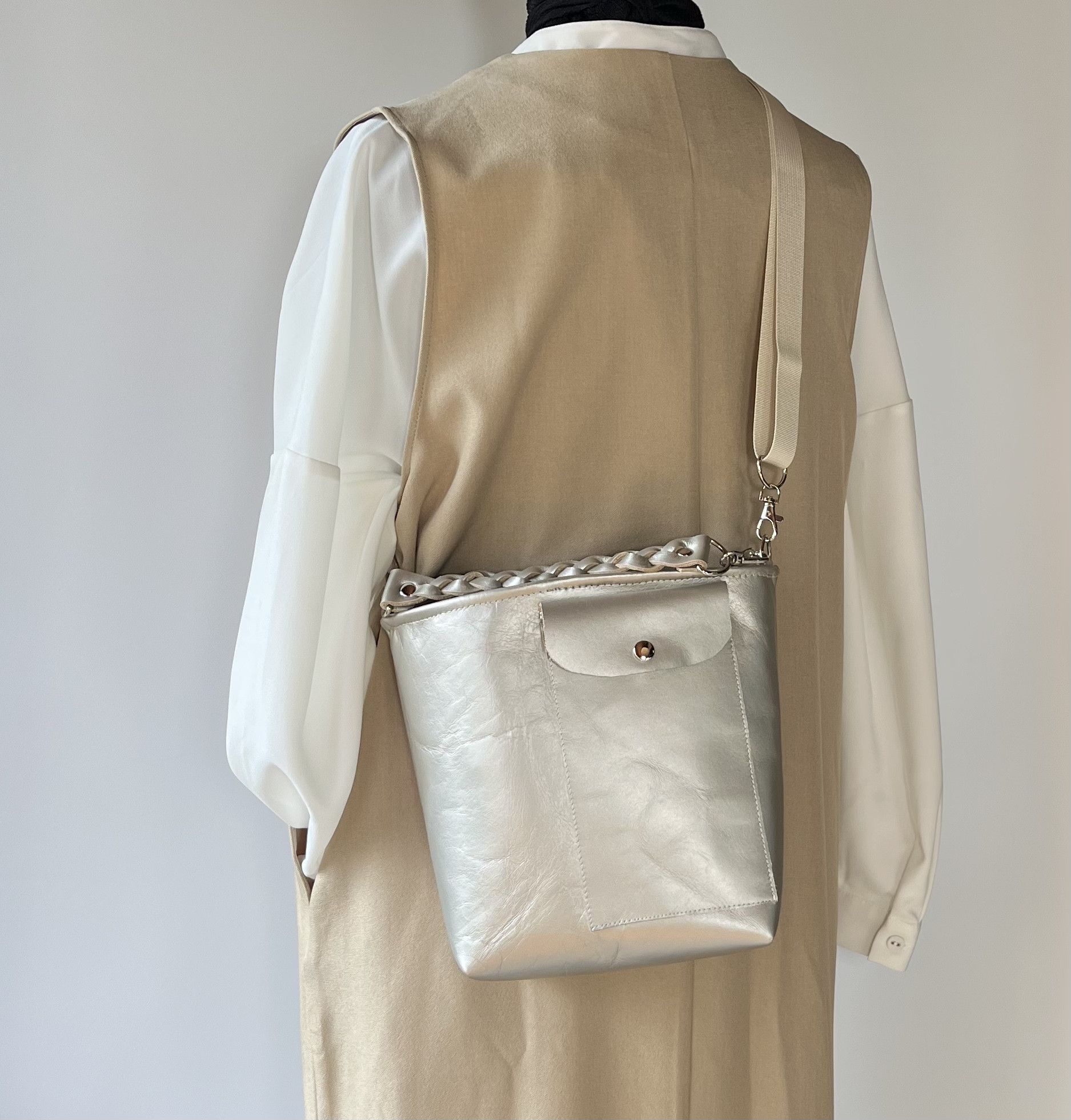 三つ編み持ち手の2way本革バッグ 男女兼用 フタがかわいいポケット付き シルバー マチ8cm 長財布や水筒や日傘も