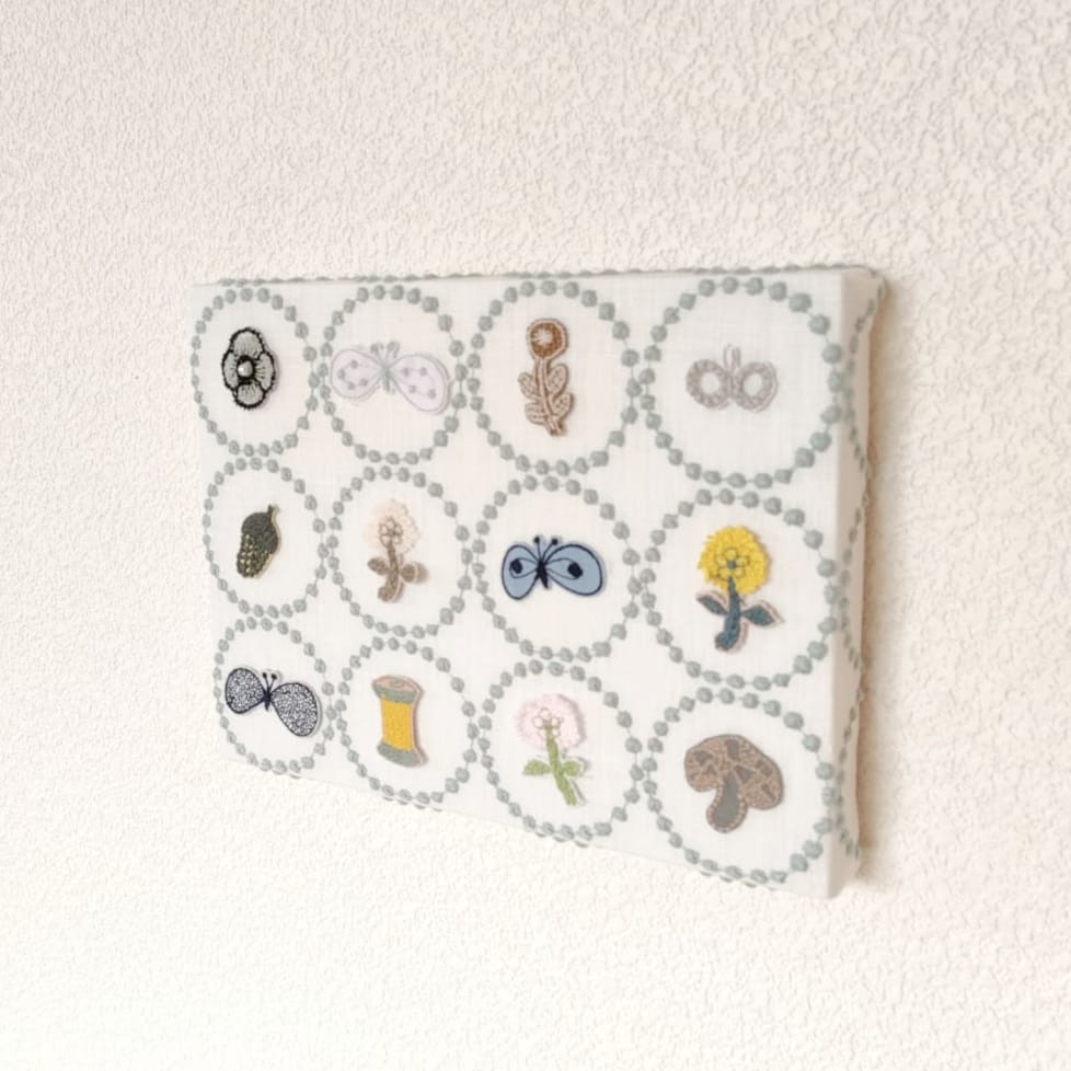 ミニ　ファブリックパネル　ミナペルホネン　タンバリン　スキップ　チョウチョ　北欧　クリスマスプレゼント　オシャレ　白　青