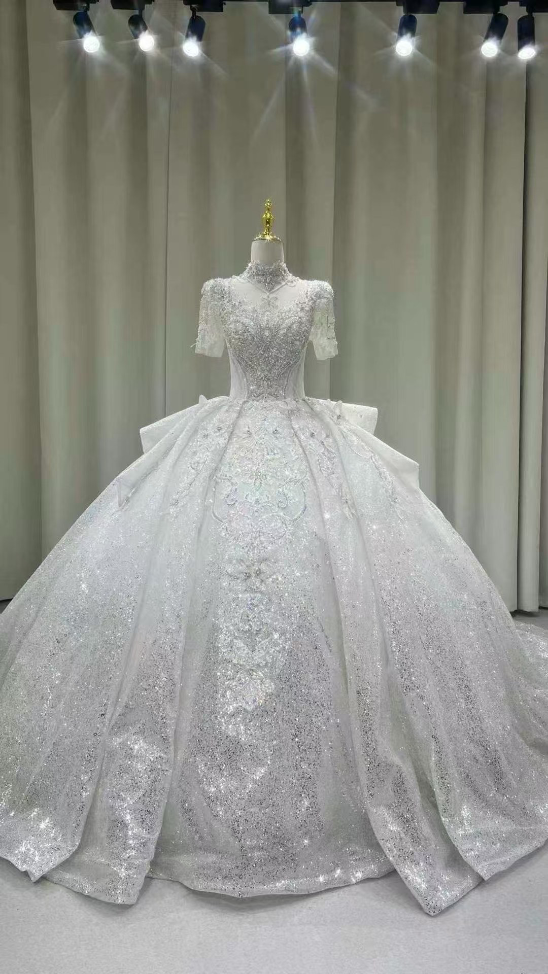 全体的にラメ入り　キラキラドレス　韓国スタイル　半袖　フレアスカート　優雅　プリンセスライン　ウェディングドレス結婚式