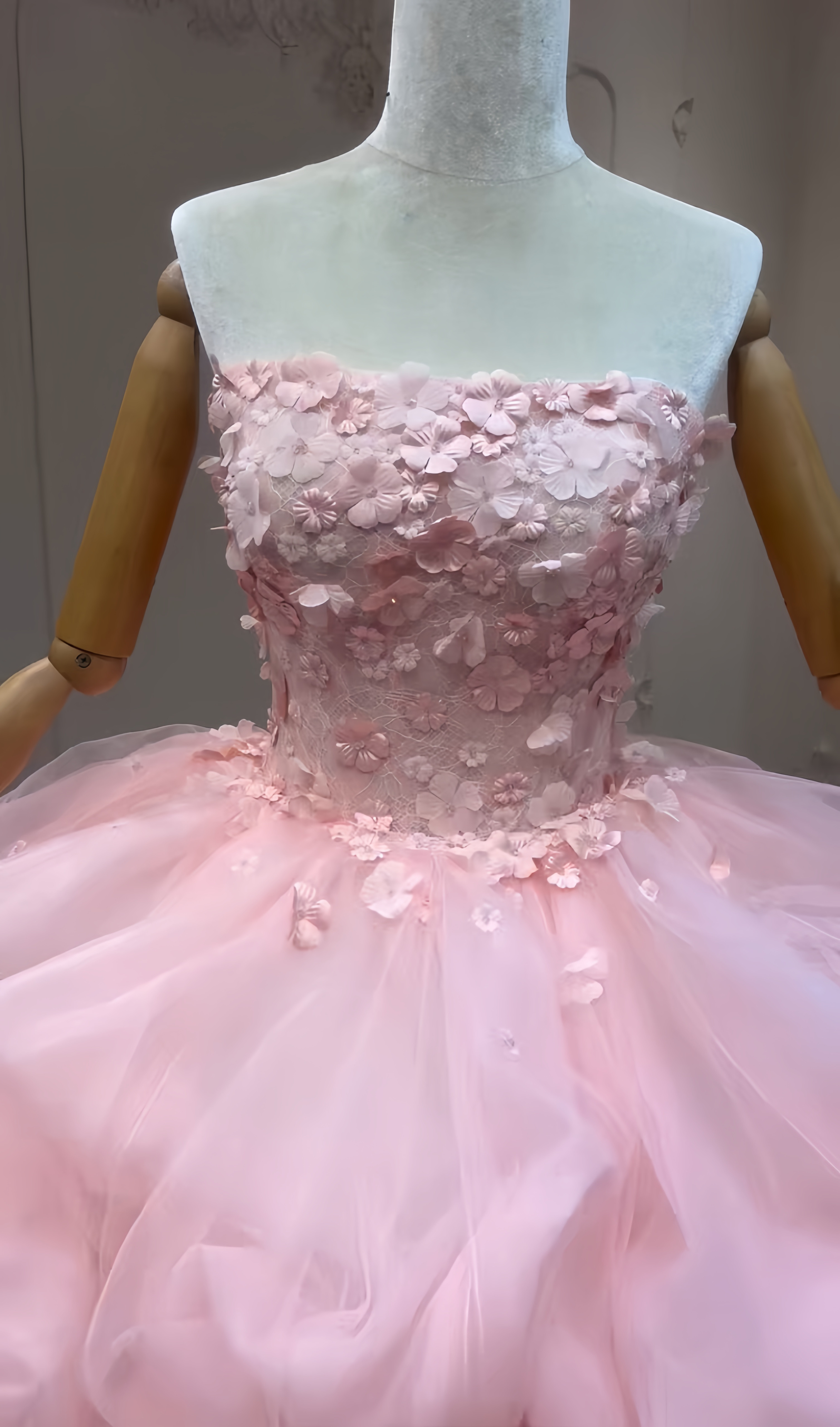 抜群のおしゃれ見え！ローズピンク　袖なし　ふんわりチュール　花飾り　大人気ウェディングドレス　カラードレスお呼ばれ披露宴