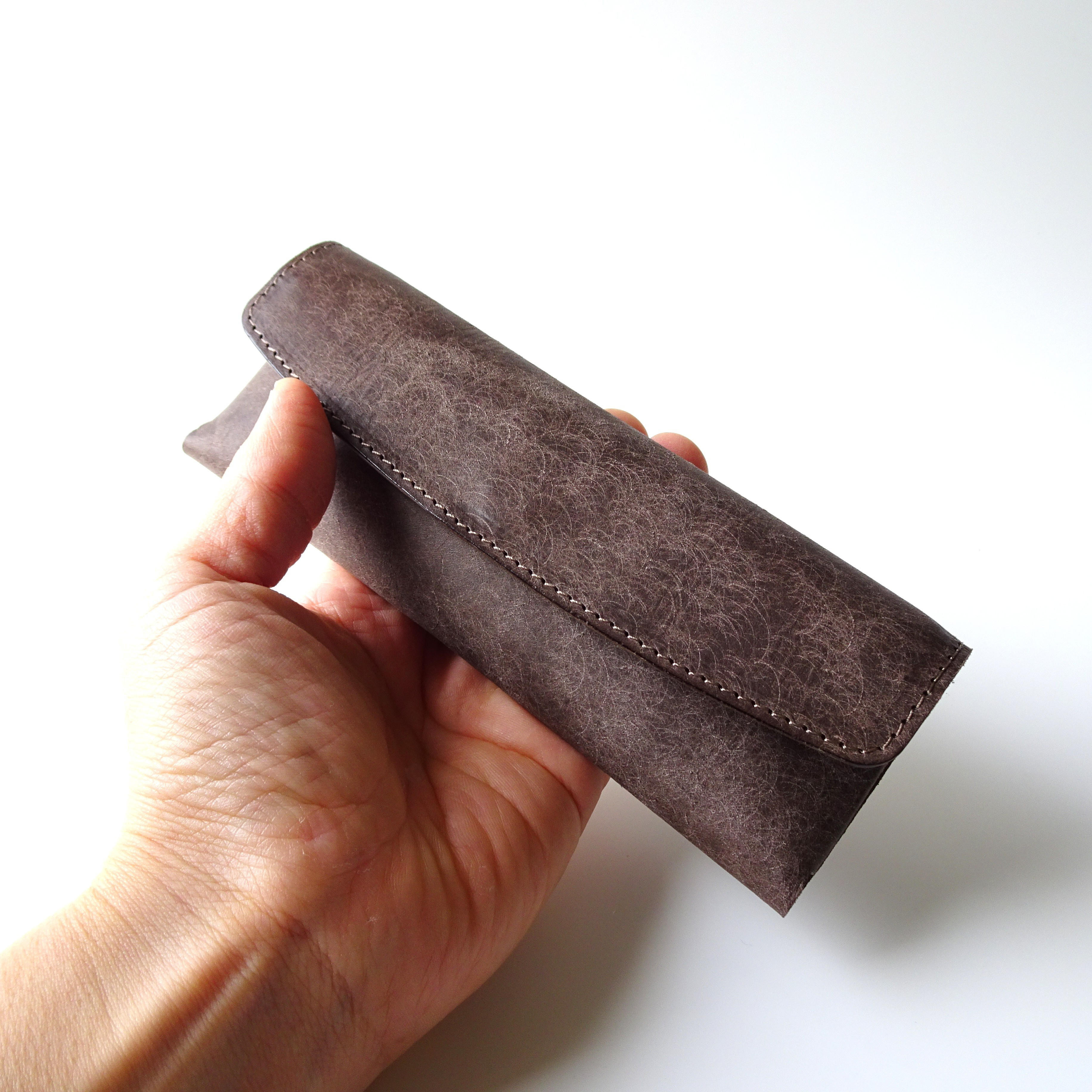 シンプルで洗練されたレザーペンケース《グレー》