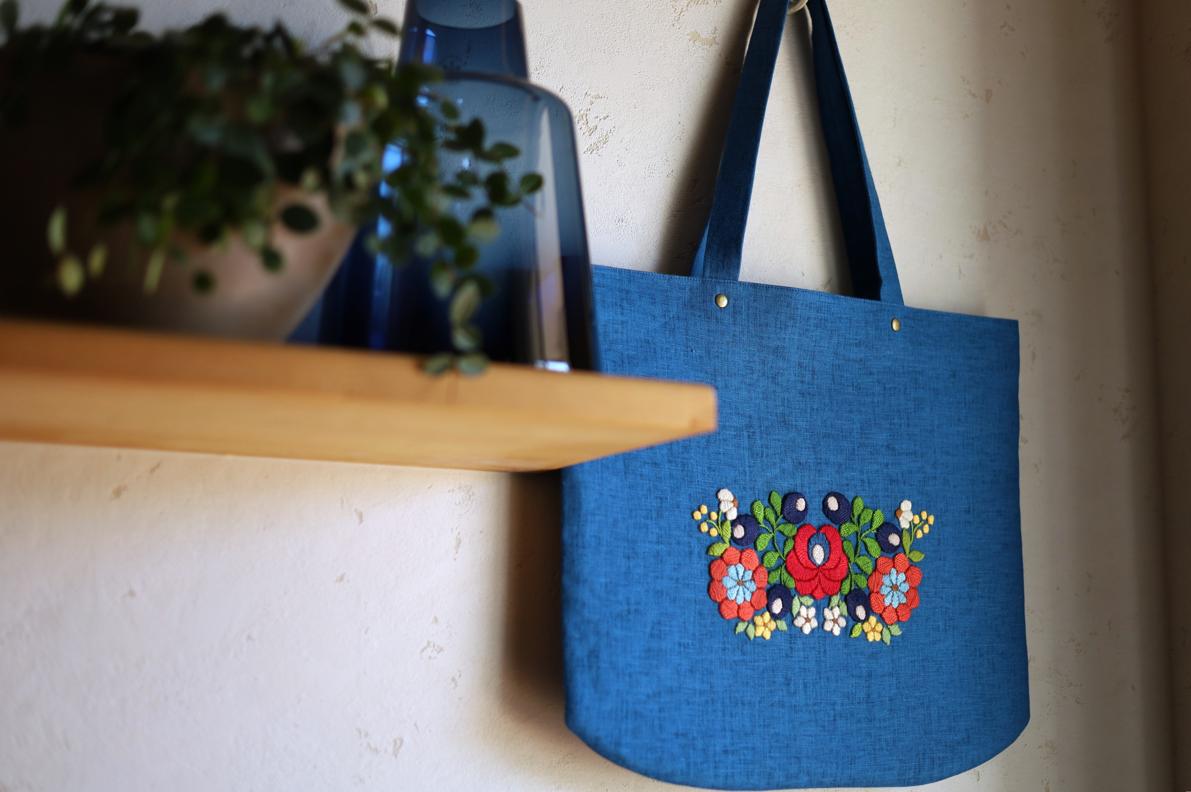 ブルーリネン　花刺繍トートバッグ