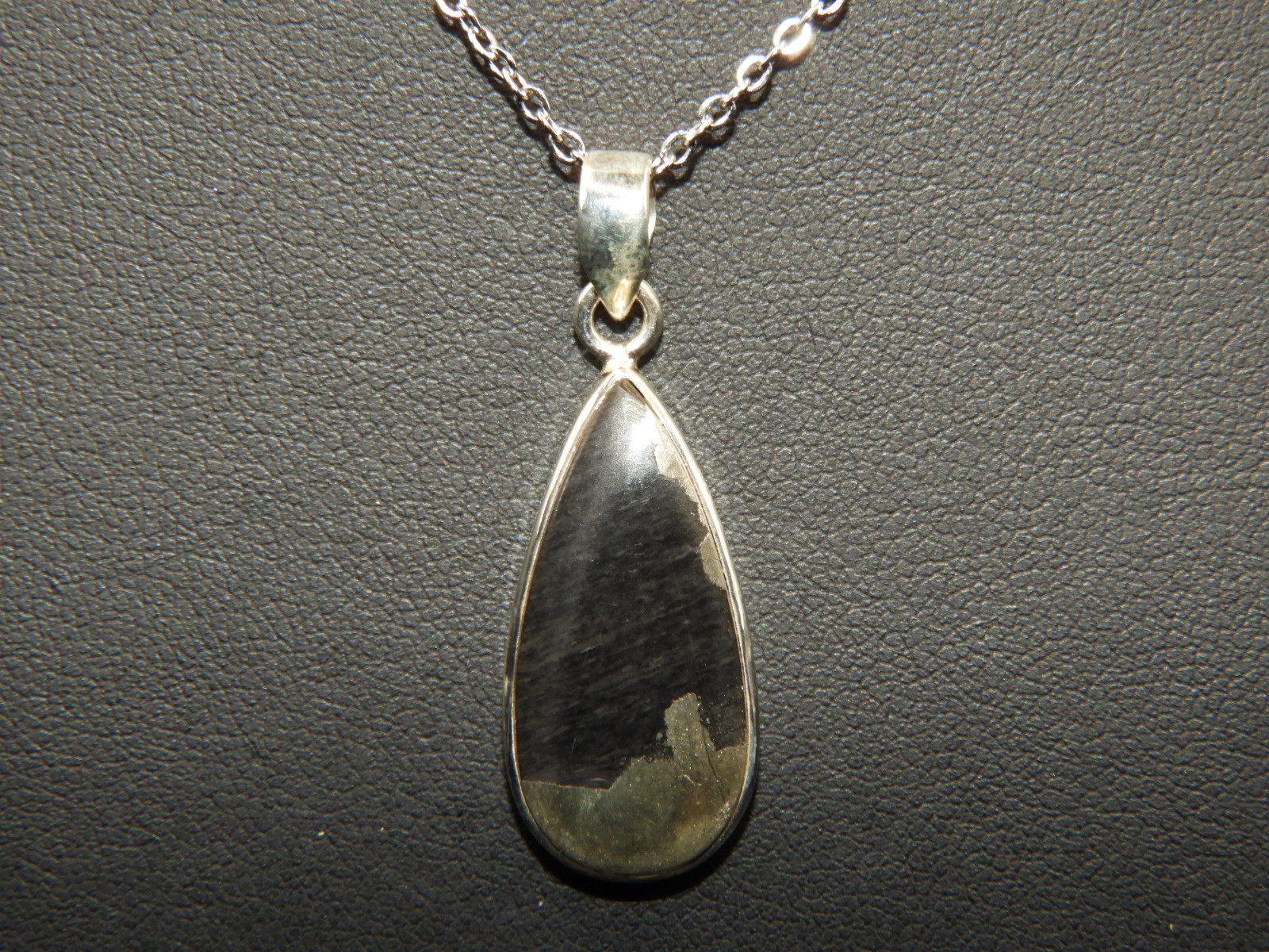 希少石シリーズ！ヒーラーズゴールドのシルバー９２５ペンダントトップ！ 天然石　１