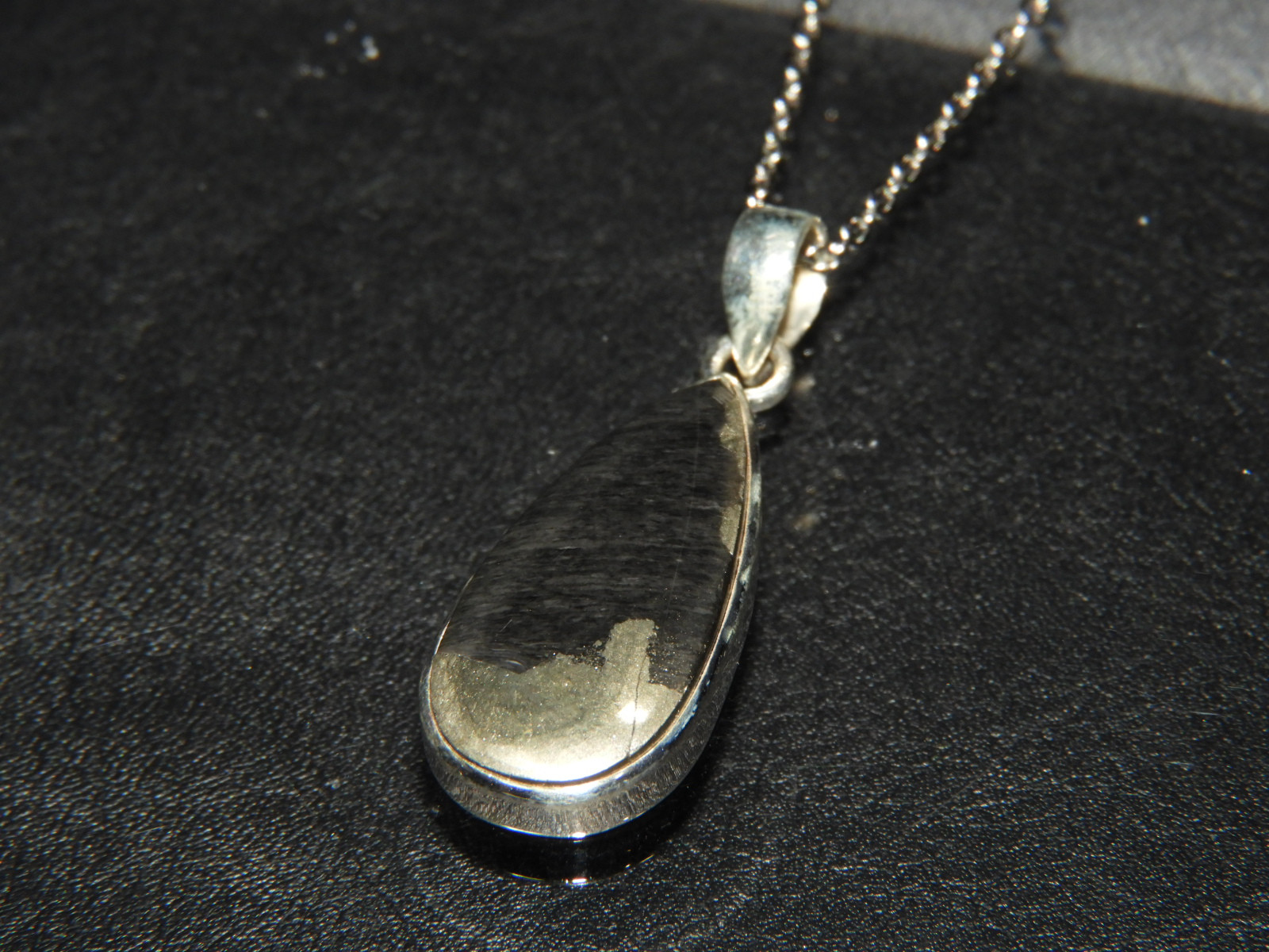 希少石シリーズ！ヒーラーズゴールドのシルバー９２５ペンダントトップ！ 天然石　１