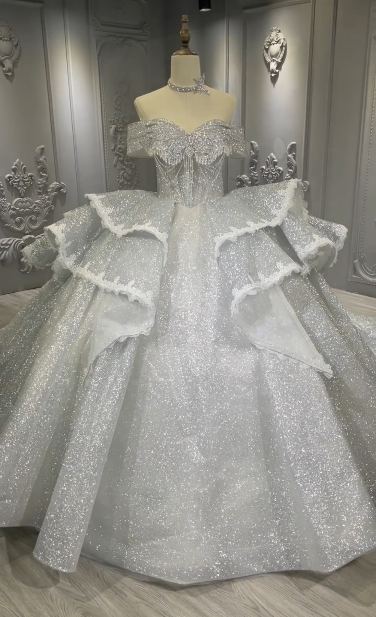 圧倒的に存在感　オフショルダー　二の腕カバー　蝶々　ラメ入り　スパコール付き　ロングトレーン　シルバーグレー　ブライダル