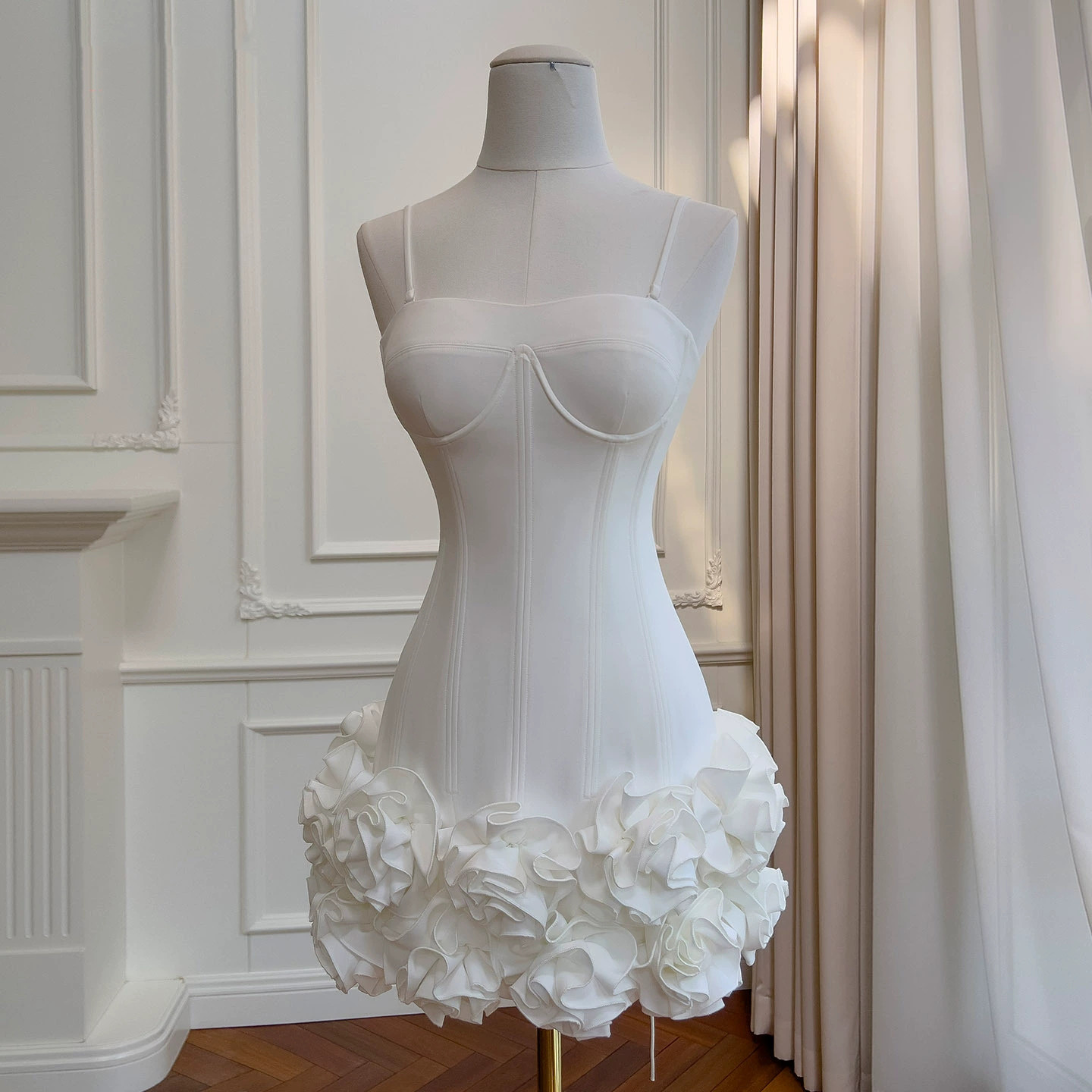 白 立体花 ホワイト スリム ウェディングドレス パーティー ショート丈 可愛い 韓国風 お呼ばれ 二次会 69517