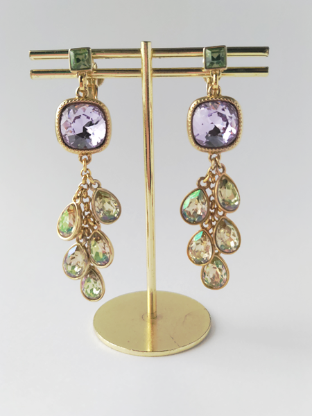 クジャクの羽×バイオレットのきらめきイヤリング　光を集める揺れ感・大人きれいめデザイン