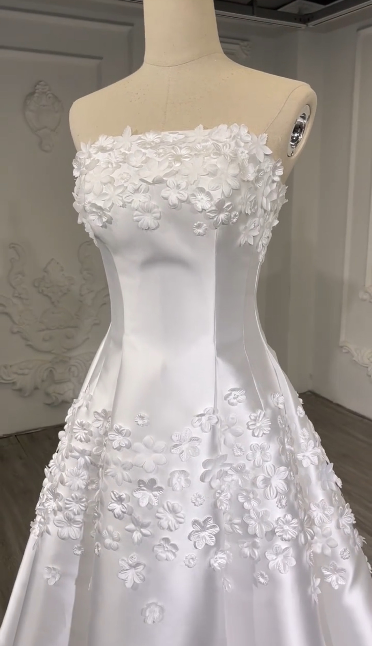 ホワイト白　ダンスパーティー二次会　お花飾り　Aライン　細見えシルエット　チューブトップ　光沢サテン　高級感前撮り結婚式