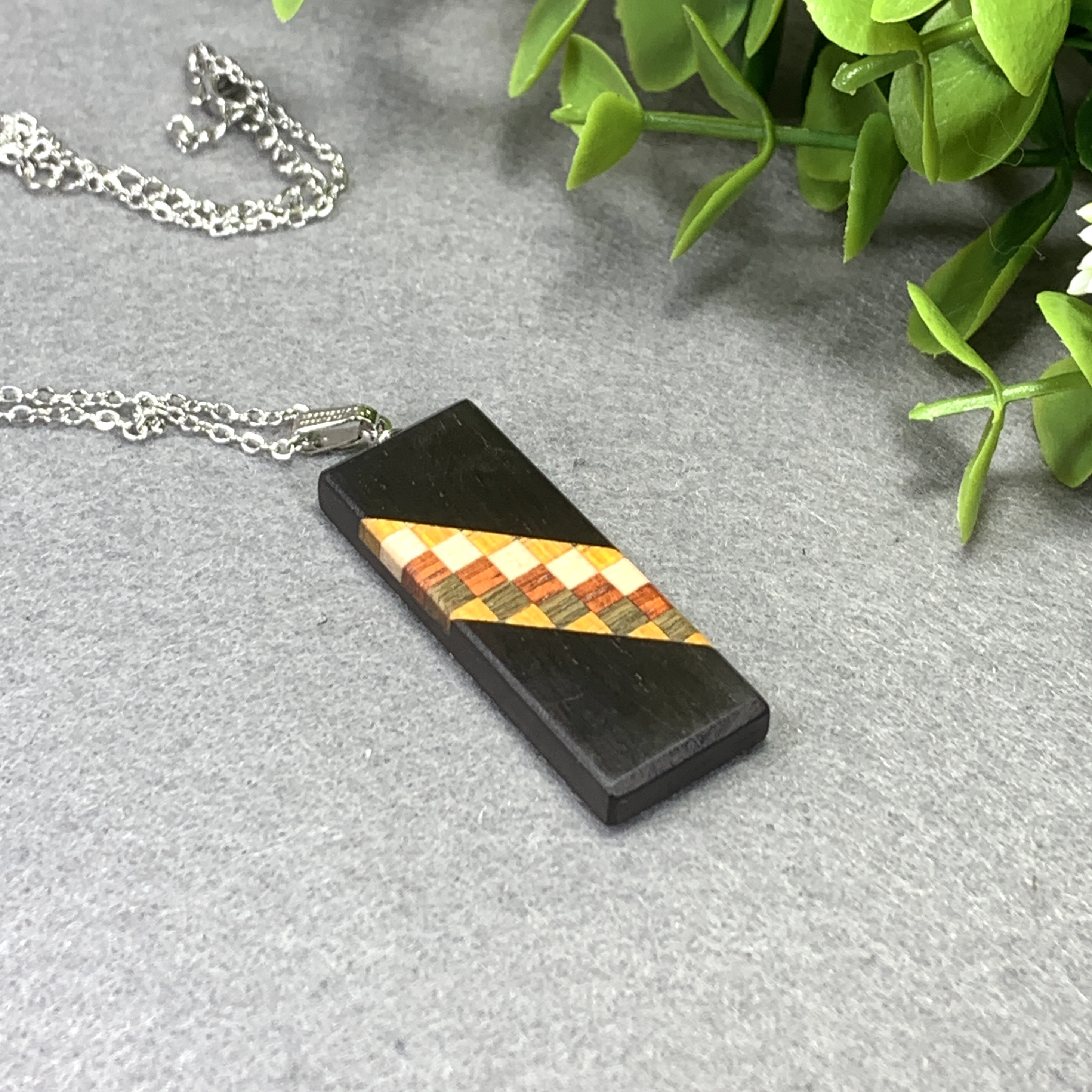 カラー市松寄木のサッシェ形ペンダント　No.1029