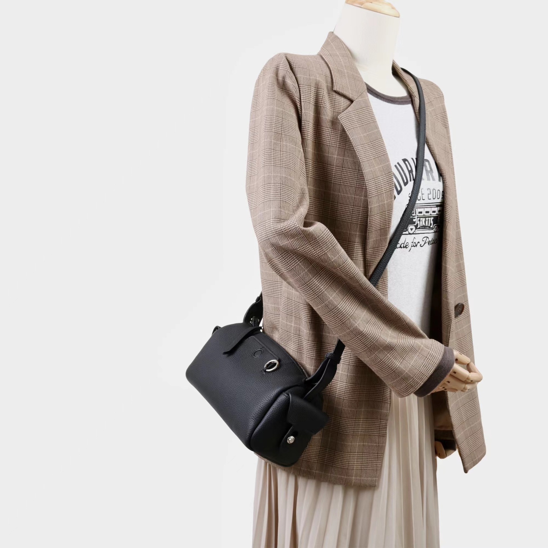 本革カメラバッグ｜軽量でコンパクト、通勤・デイリーに映える枕型バッグ