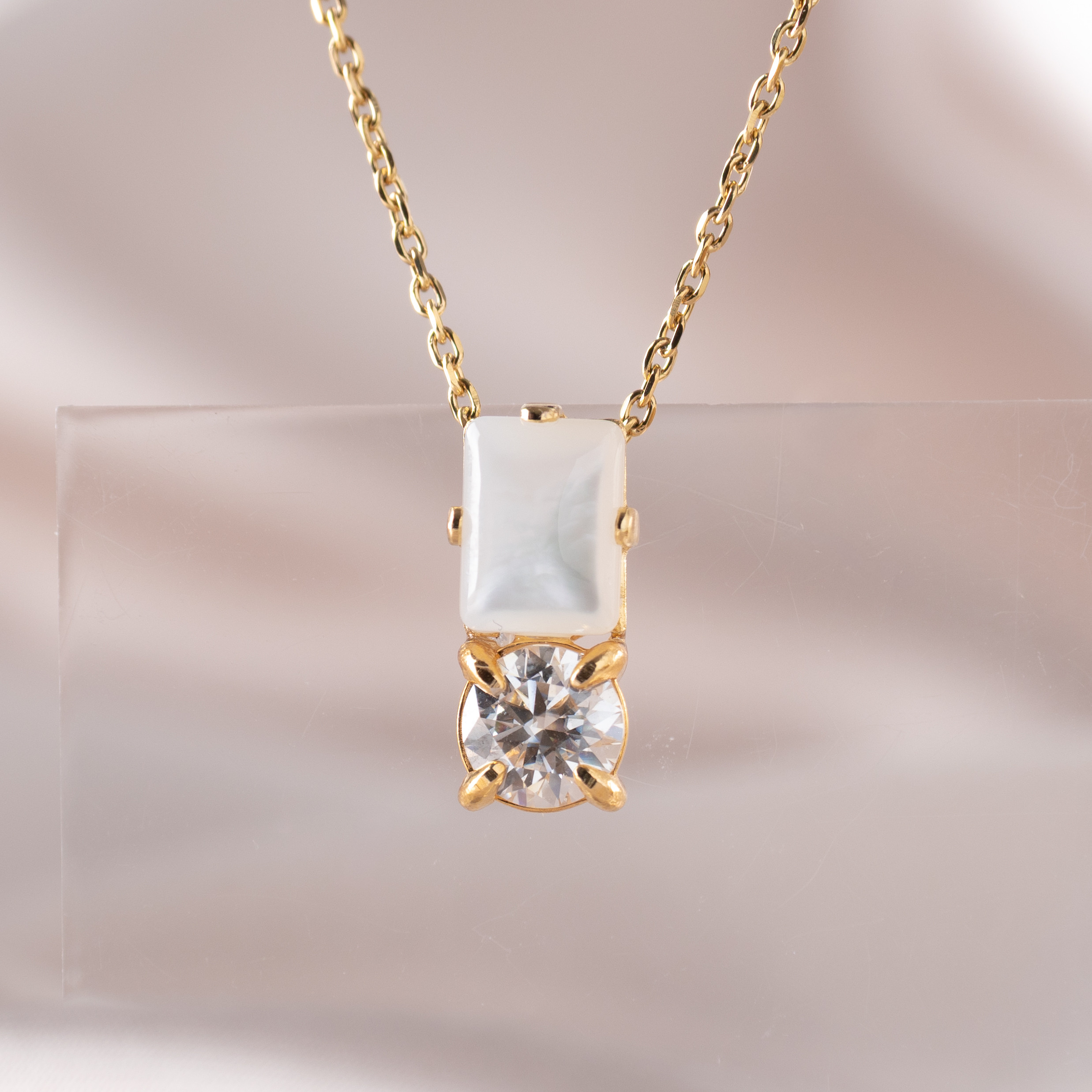 ホワイトシェル×大粒モアサナイト　ネックレス　アレルギー対応　サージカルステンレス　フォーマル