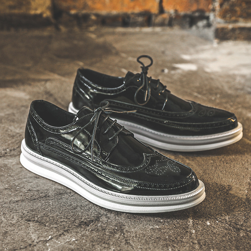 秋の100足革靴男性英倫彫刻花ブロッカー男性靴通気性潮流カジュアル靴亮面エナメル板靴