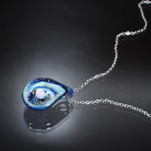 【正規品】+α 宇宙ガラス ペンダント ホワイトオパール ガラスの小宇宙 ホワイトオパール ミニペンダント 雫型 No.2059