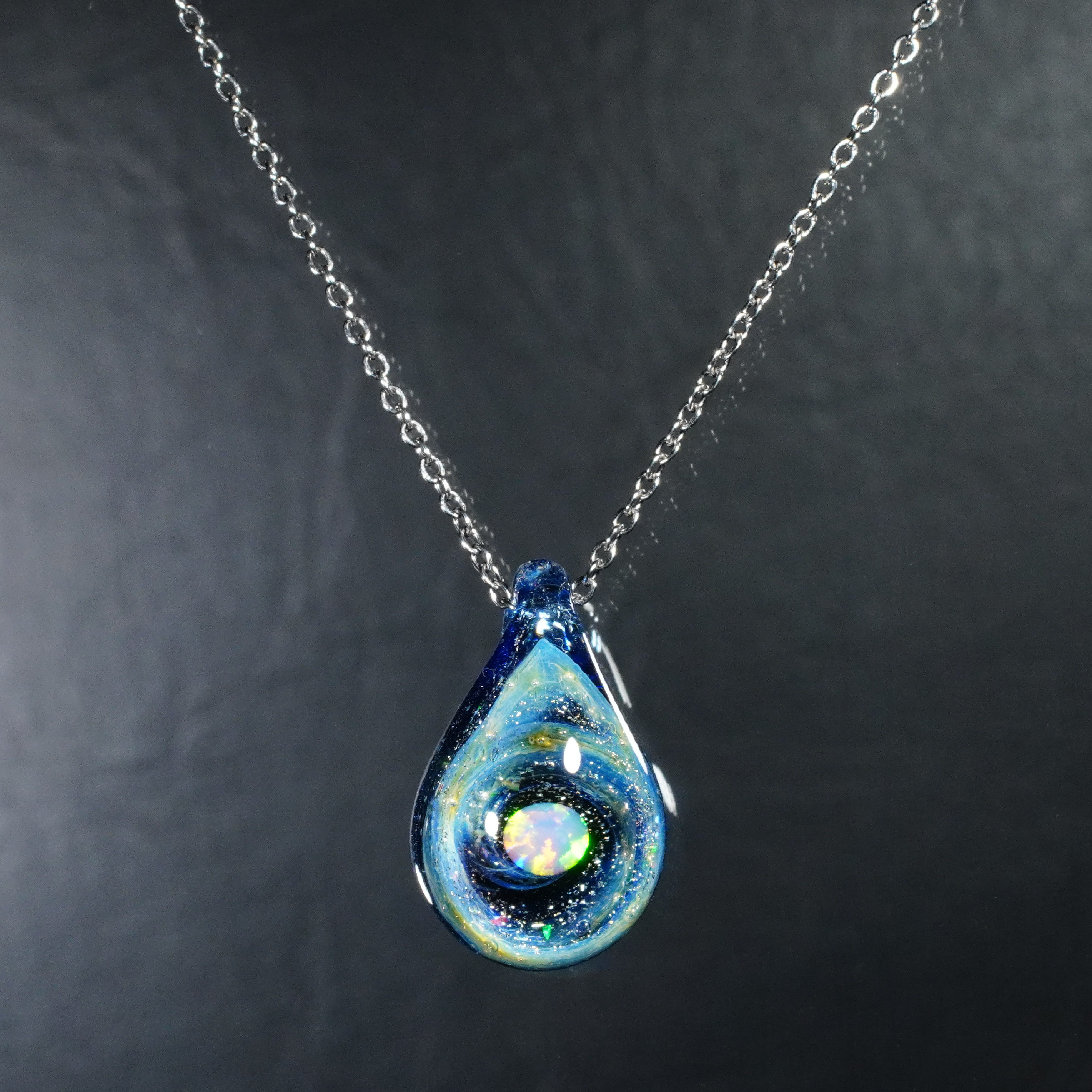 ガラスの小宇宙　ホワイトオパール ミニペンダント　雫型　No.2059 【YASUDA GLASS】