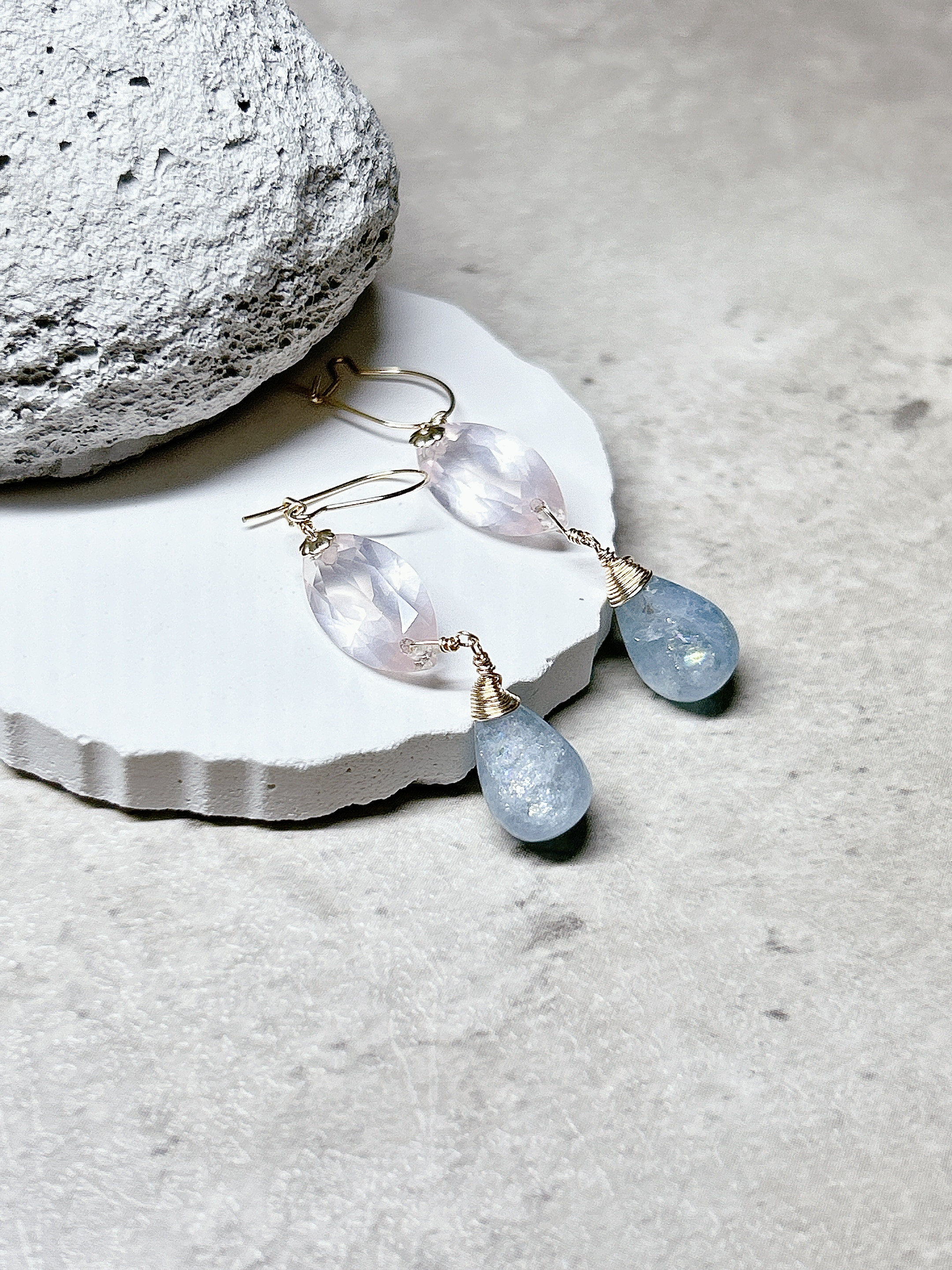 一点物14kgf☆幻想的な淡い魅力☆氷のような煌めく内包物アクアマリンとローズクォーツのピアス