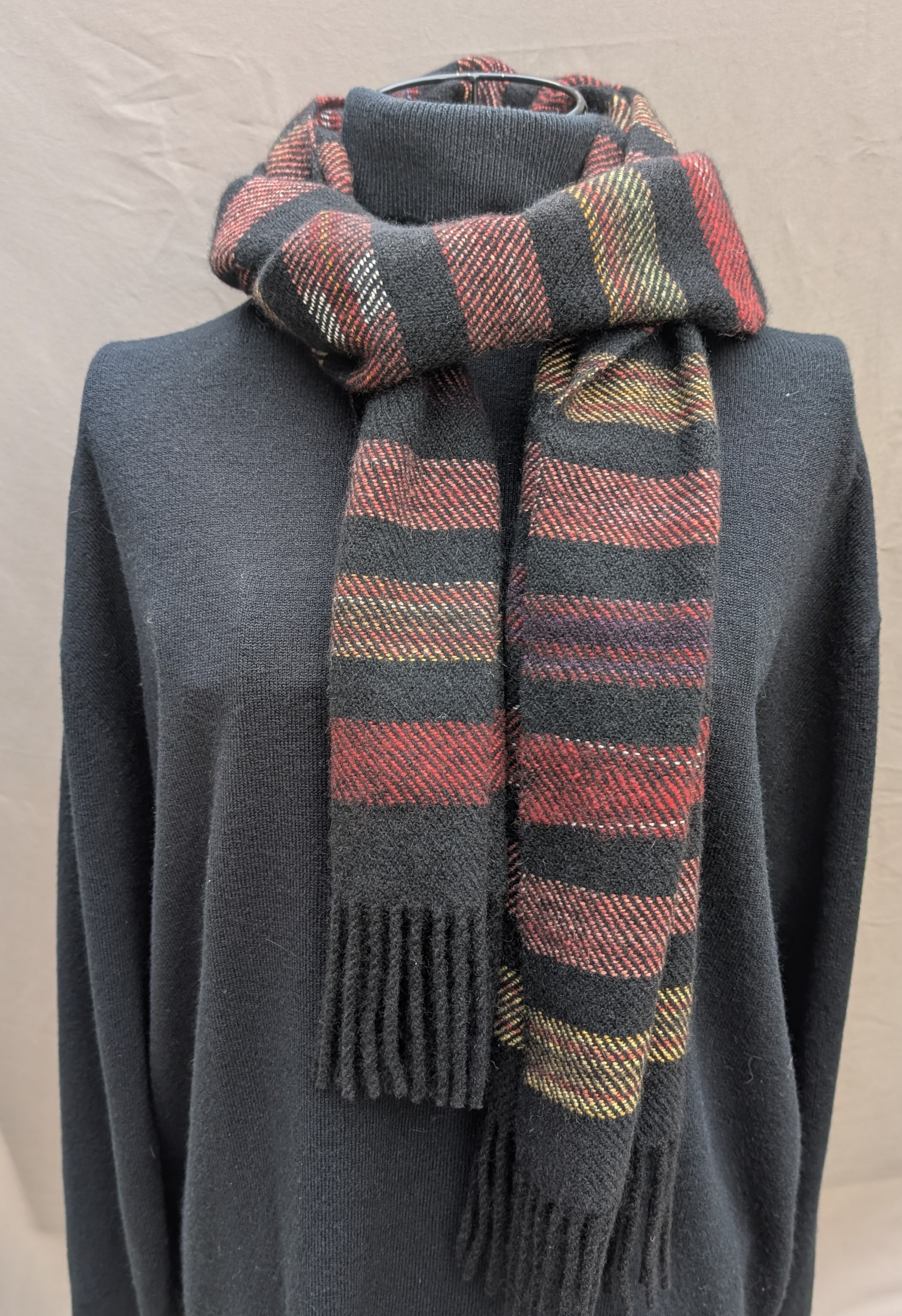 カシミアマフラー(よこ絣・黒・赤)