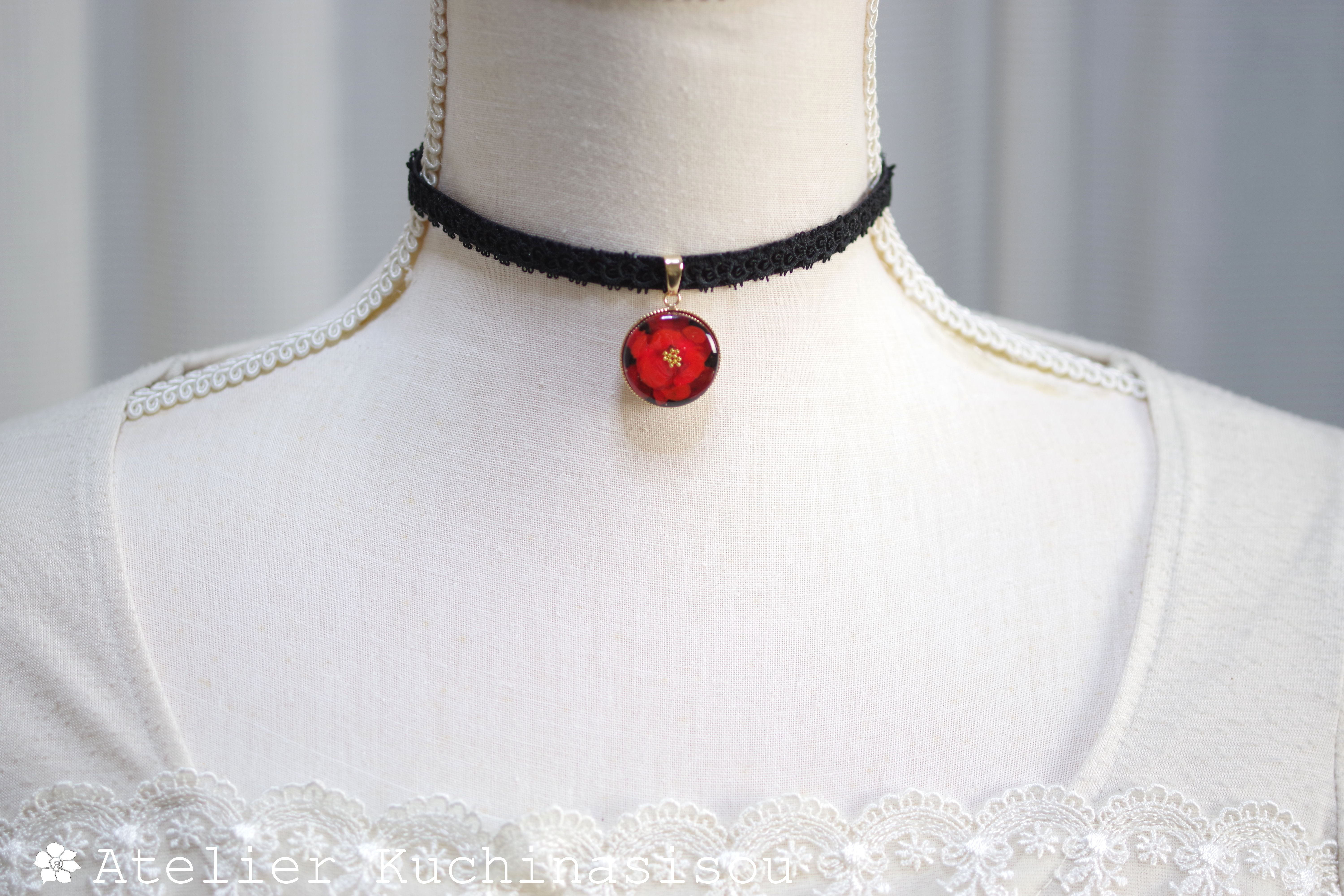 【受注製作】レジンアート　ラウンドモチーフとタティングレースとベルベットリボンのチョーカー〈夜の椿〉