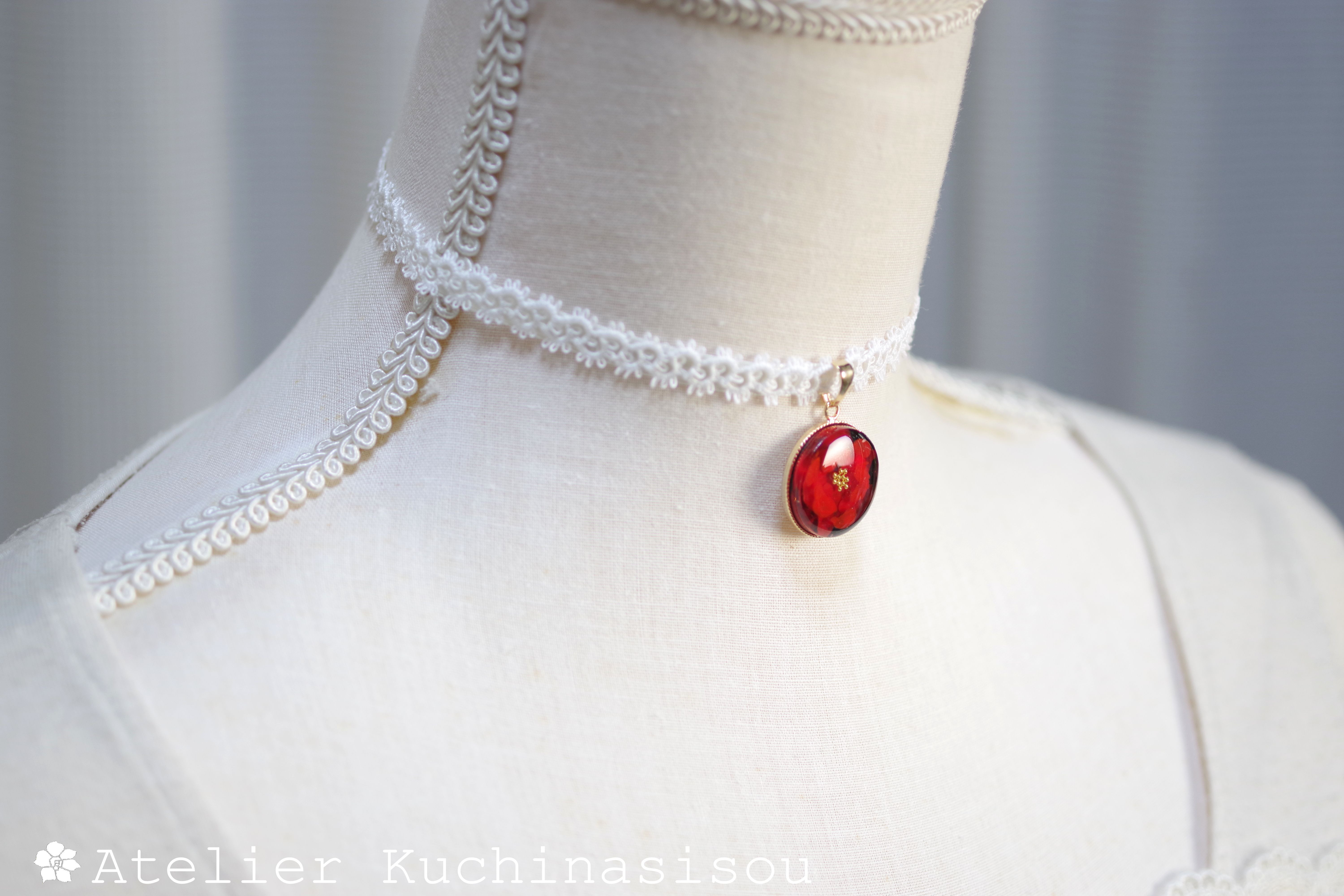 【受注製作】レジンアート　ラウンドモチーフとタティングレースとサテンリボンのチョーカー〈夜の椿〉