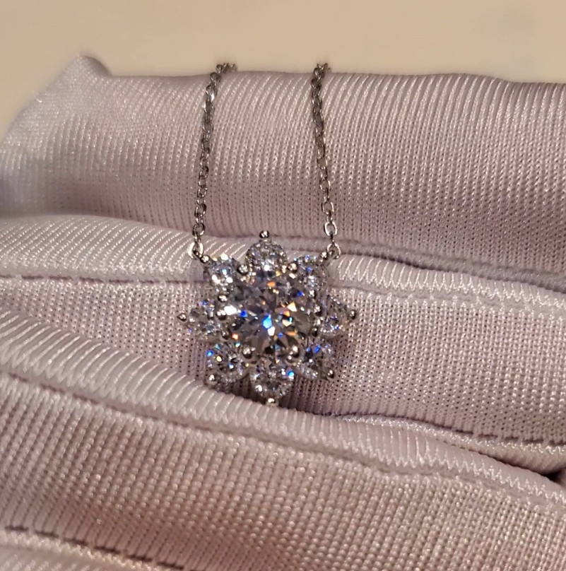 モアサナイト　真ん中1ct フラワー　ネックレス　ダイヤモンド　ホワイトゴールド　ゴールドジュエリー　　le013