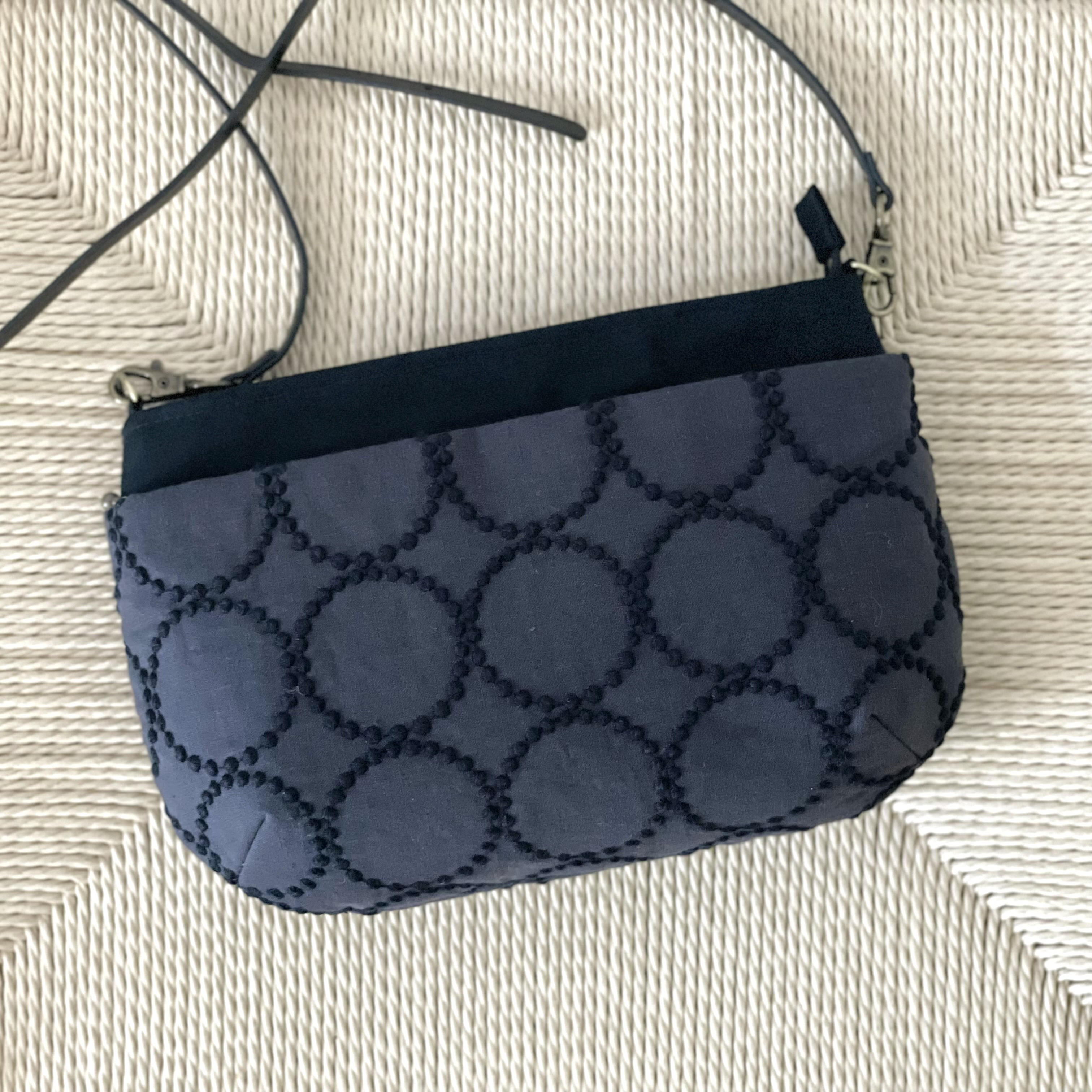 ⚮̈ミナペルホネン　tambourine charcoal ドラポケショルダー