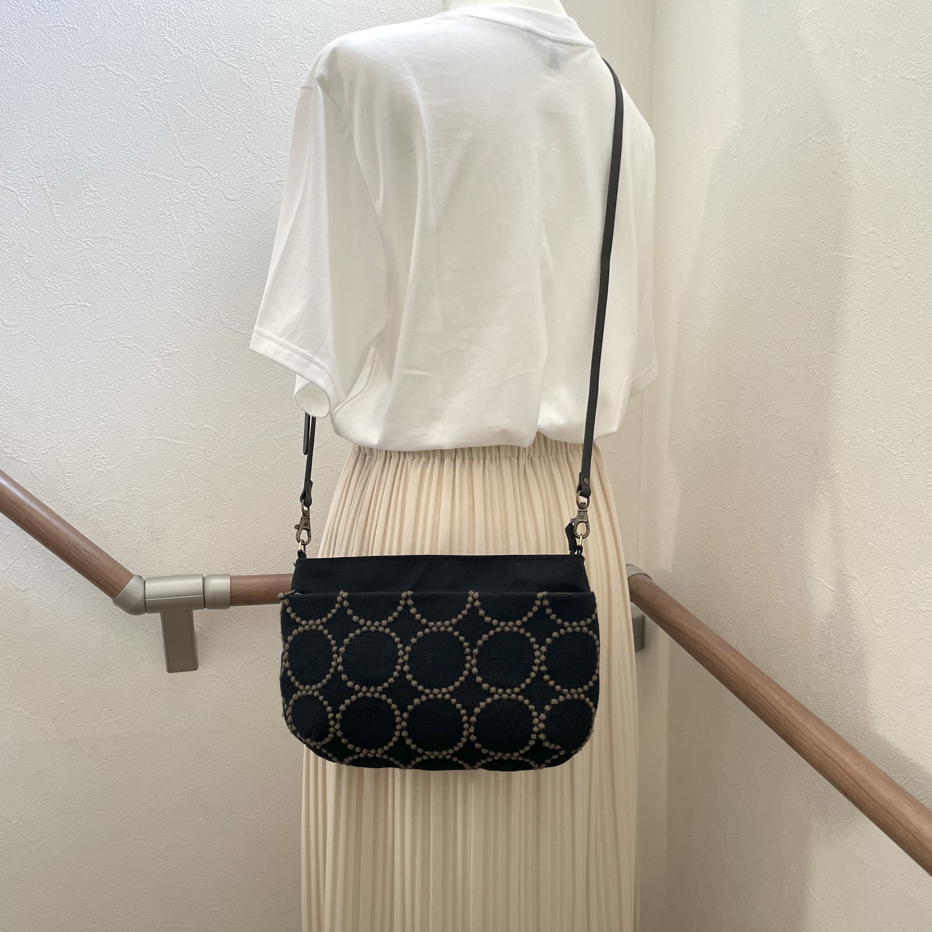 ⚮̈ミナペルホネン　tambourine navy + khaki ドラポケショルダー