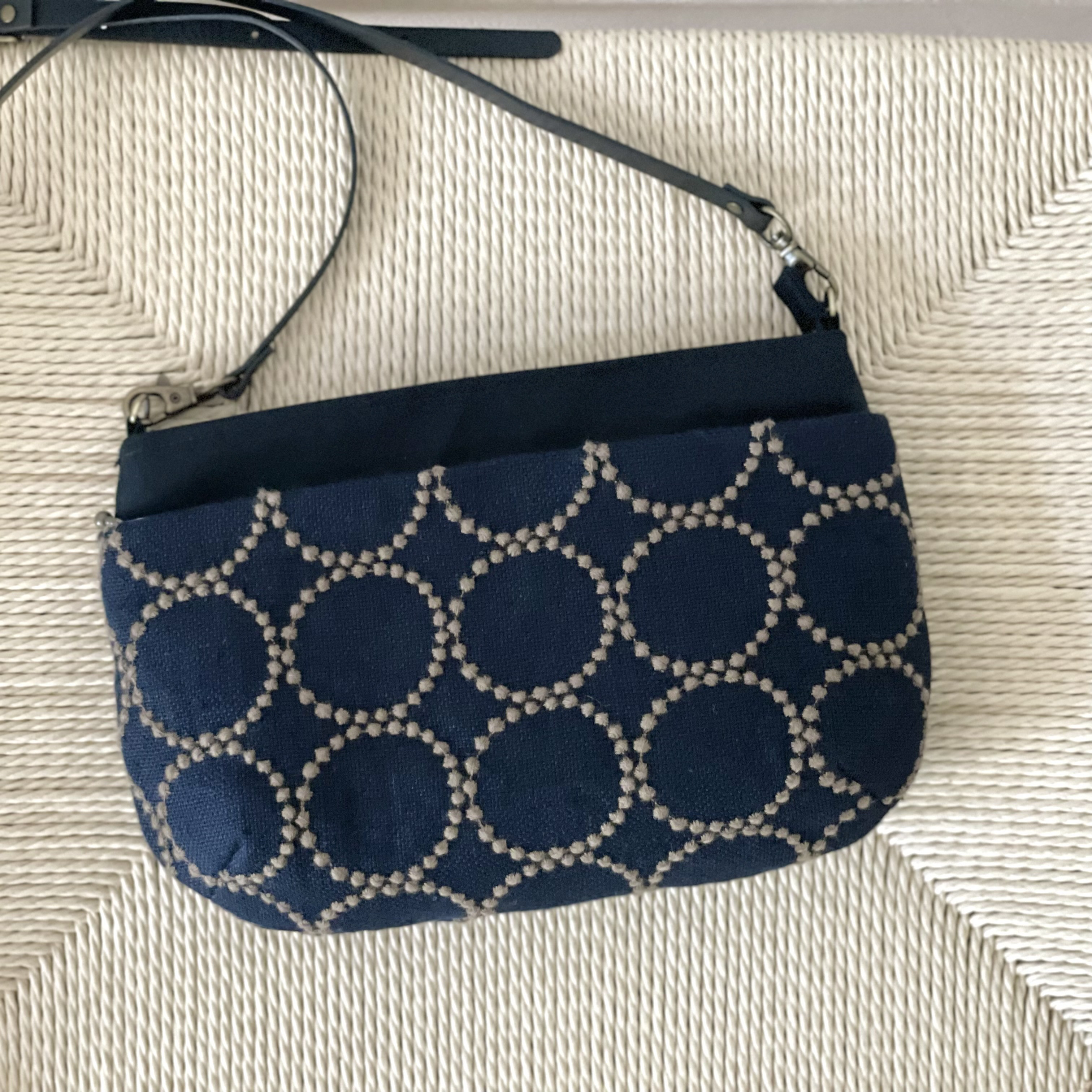 ⚮̈ミナペルホネン　tambourine navy + khaki ドラポケショルダー