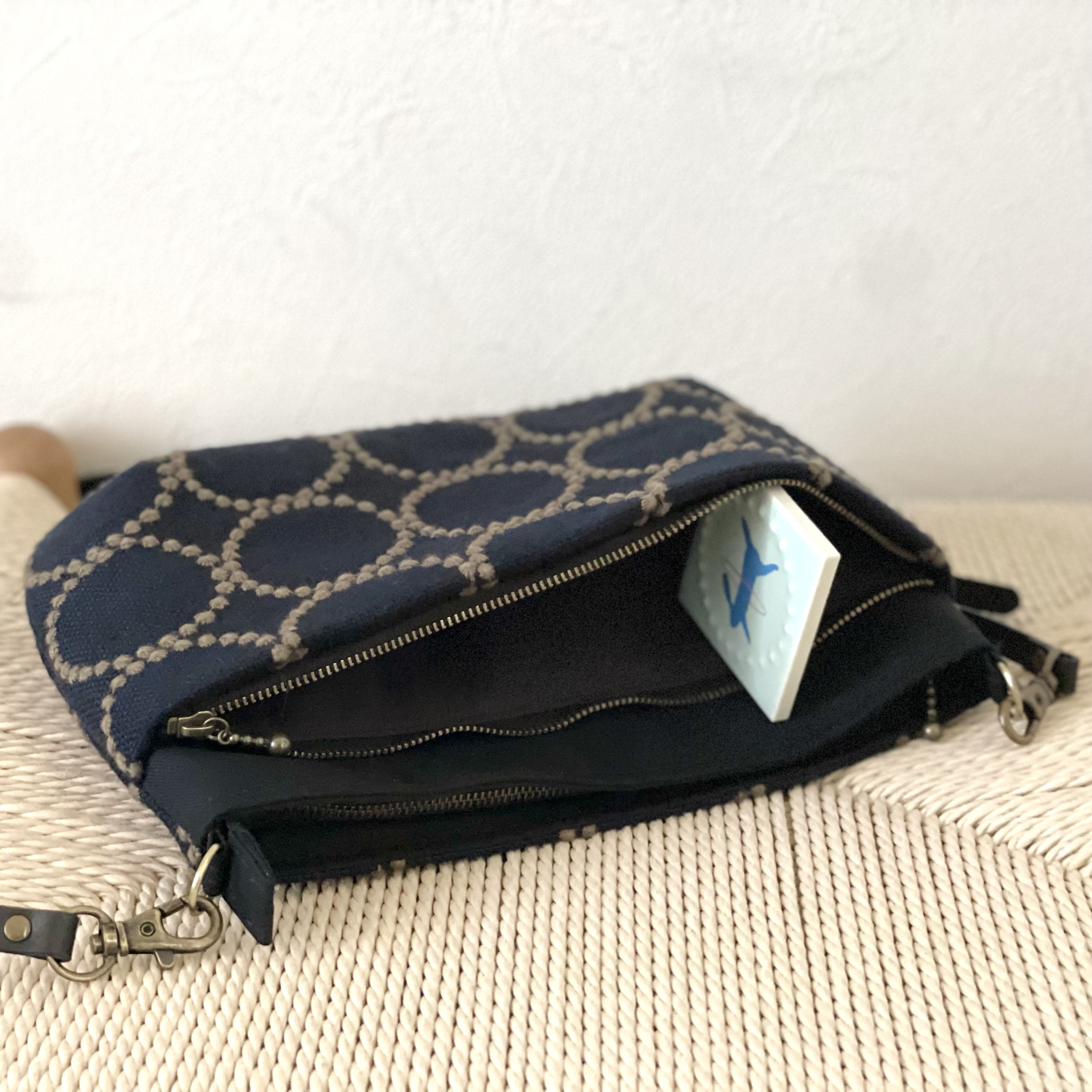 ⚮̈ミナペルホネン　tambourine navy + khaki ドラポケショルダー