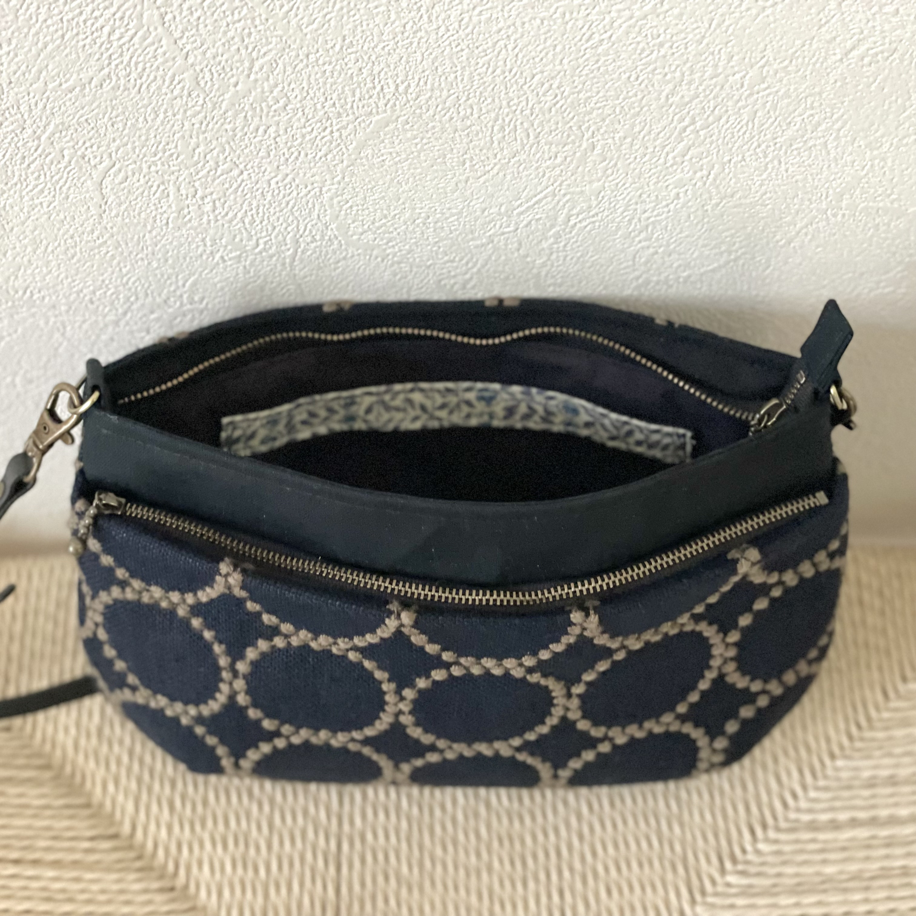 ⚮̈ミナペルホネン　tambourine navy + khaki ドラポケショルダー