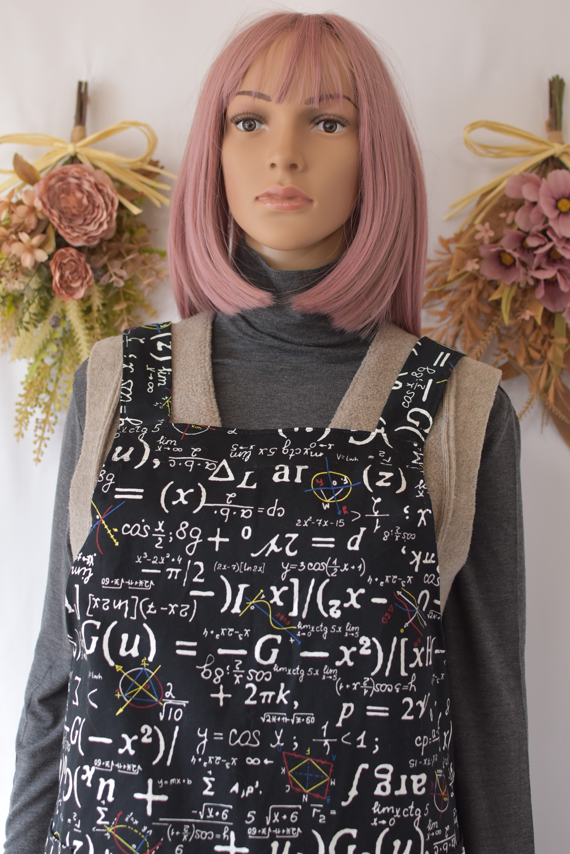 お値下げ　未使用　人気の作家様　ヴィンテージクロスエプロン　ハンドメイド作家様 クールな「数式」ブラック バッククロス エプロン エプロン ラ・メール
