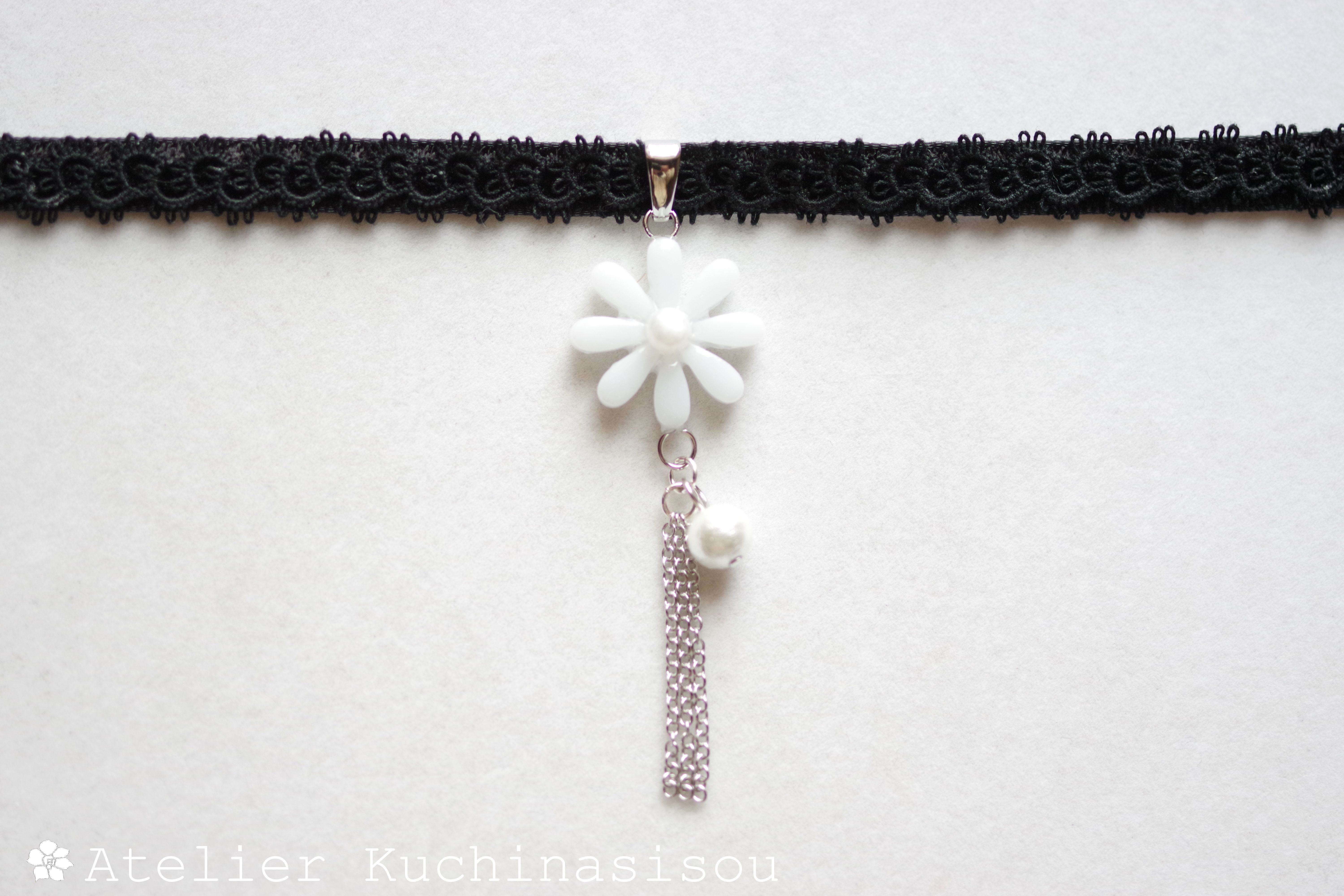 【受注製作】レジンアート　お花モチーフとタティングレースとベルベットリボンのチョーカー〈雪花〉