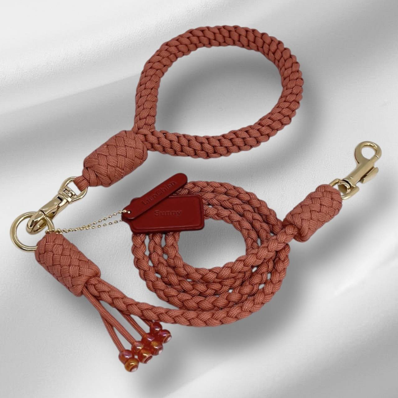 世界にひとつ。犬用パラコードリード×テラコッタカラー×丁寧な手編み×本革ネームタグ×贈り物に最適×1年保証