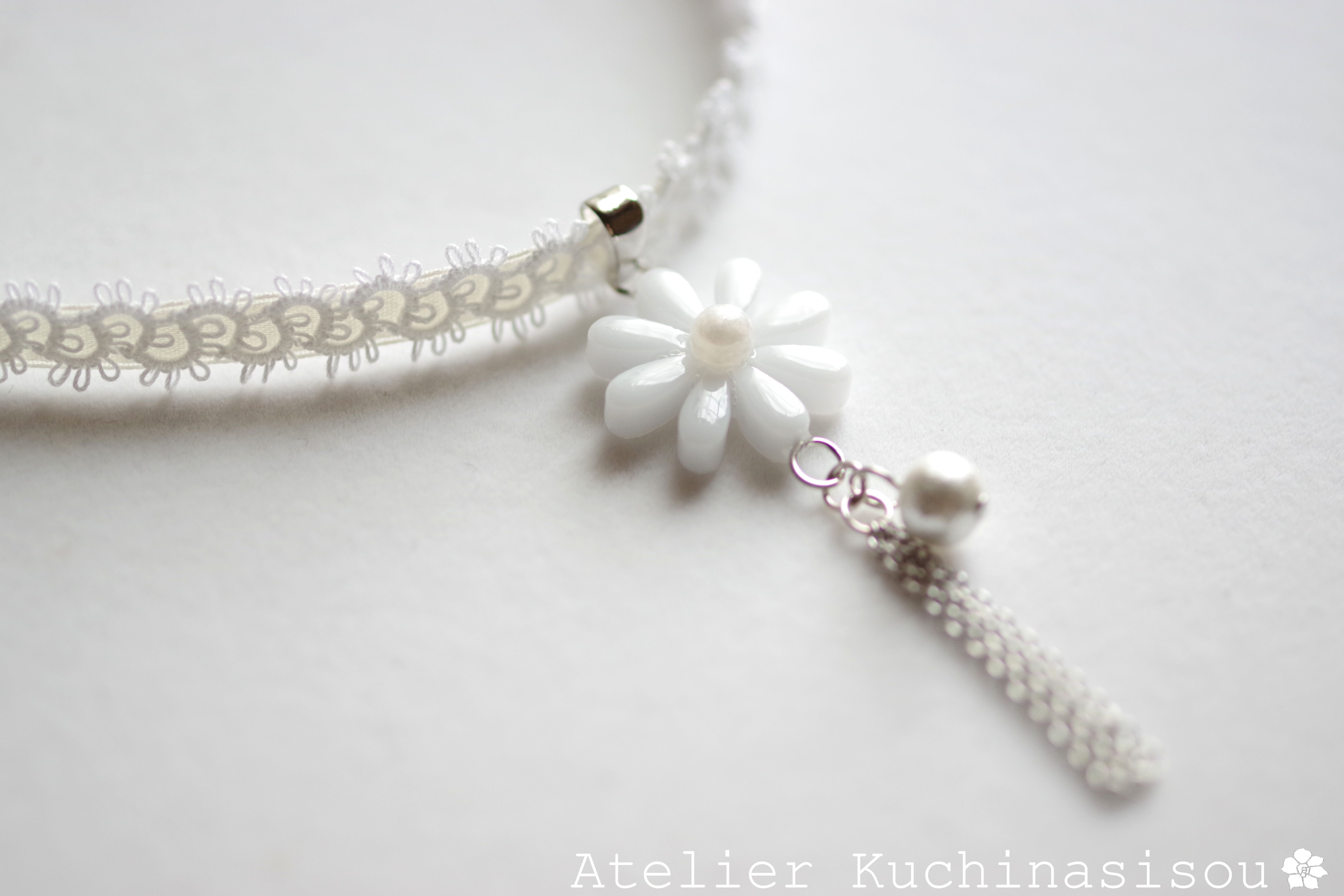 【受注製作】レジンアート　お花モチーフとタティングレースとサテンリボンのチョーカー〈雪花〉