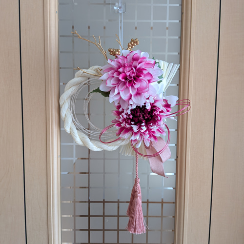 翌日発送】優美な迎春しめ縄飾り ピンクダリアと菊のしめ縄リース