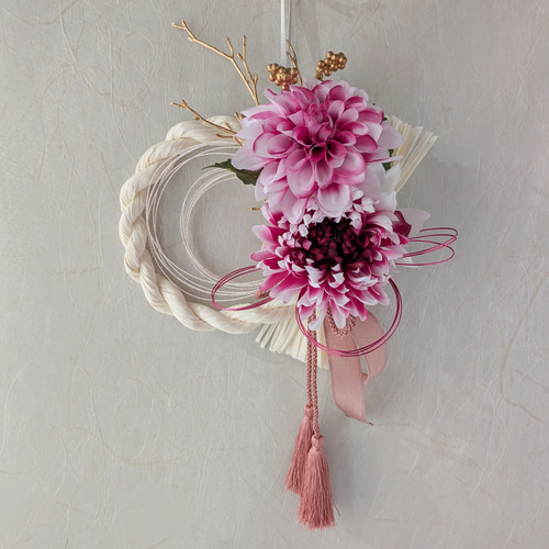 翌日発送】優美な迎春しめ縄飾り ピンクダリアと菊のしめ縄リース