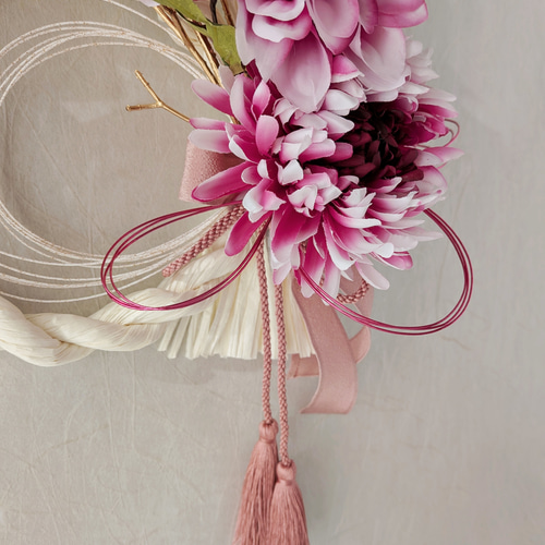 翌日発送】優美な迎春しめ縄飾り ピンクダリアと菊のしめ縄リース