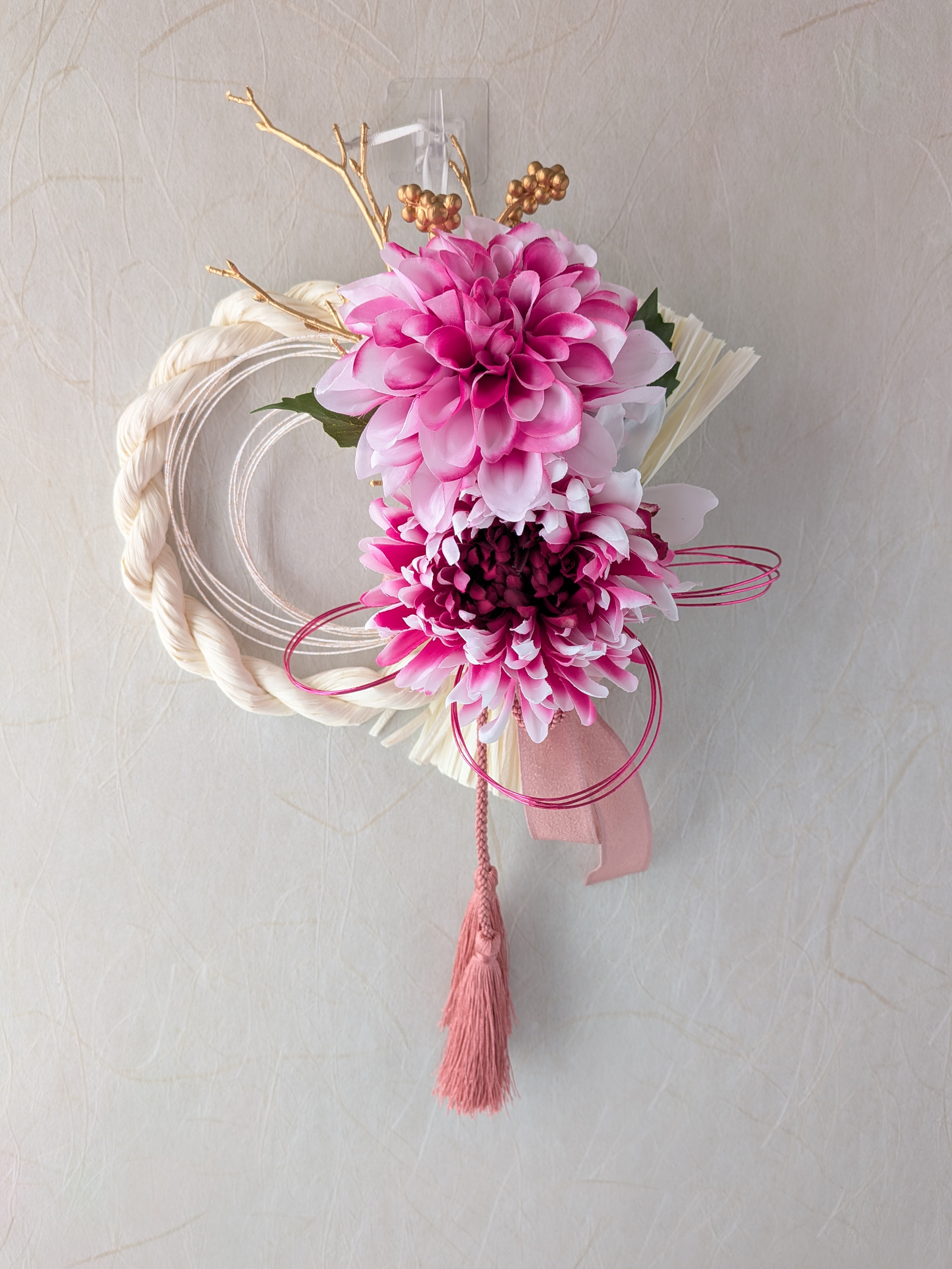翌日発送】優美な迎春しめ縄飾り ピンクダリアと菊のしめ縄リース