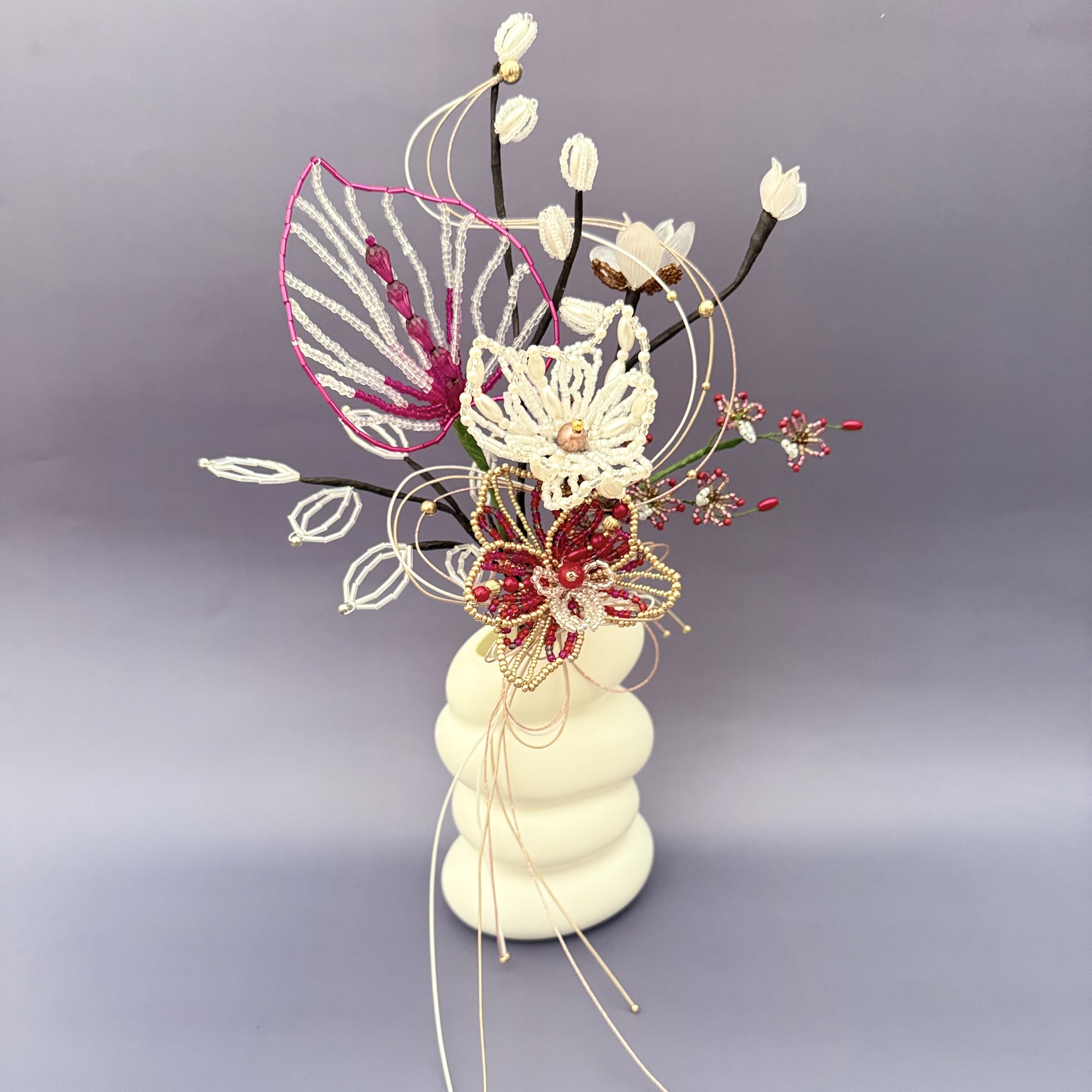 ビーズフラワー　ブーケ（ホワイト／レッド／ゴールド）