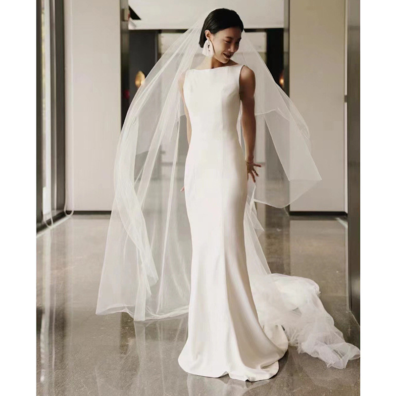 ウェディングドレス 白 黒 サテン ノースリーブ 裾引き シンプル 韓国風 花嫁 演奏会 前撮り お呼ばれ AK412