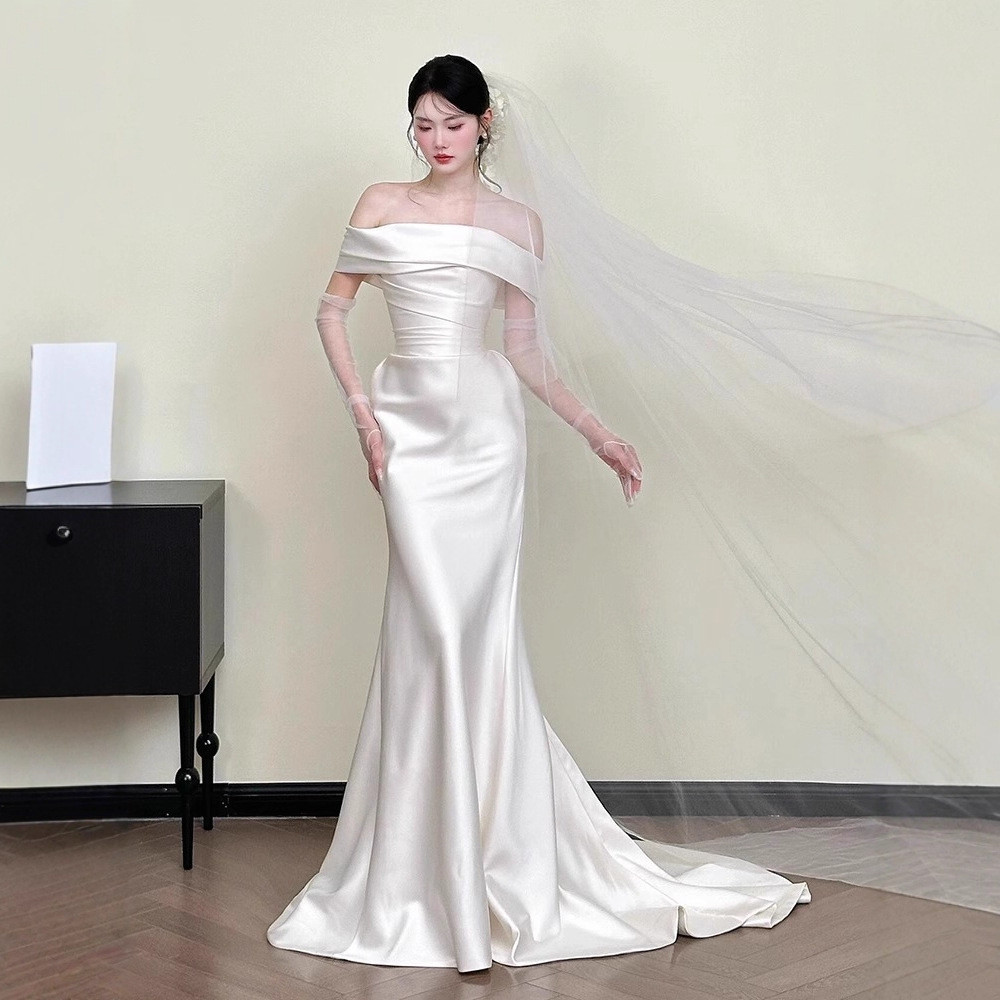 ウェディングドレス 白 黒 サテン スリム オフショルダー シンプル 韓国風 花嫁 演奏会 前撮り お呼ばれ AK414