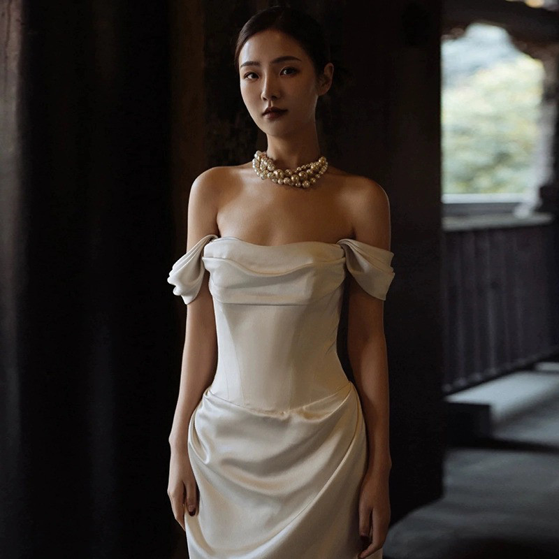 ウェディングドレス 白 黒 サテン スリム オフショルダー シンプル 韓国風 花嫁 演奏会 前撮り お呼ばれ AK416