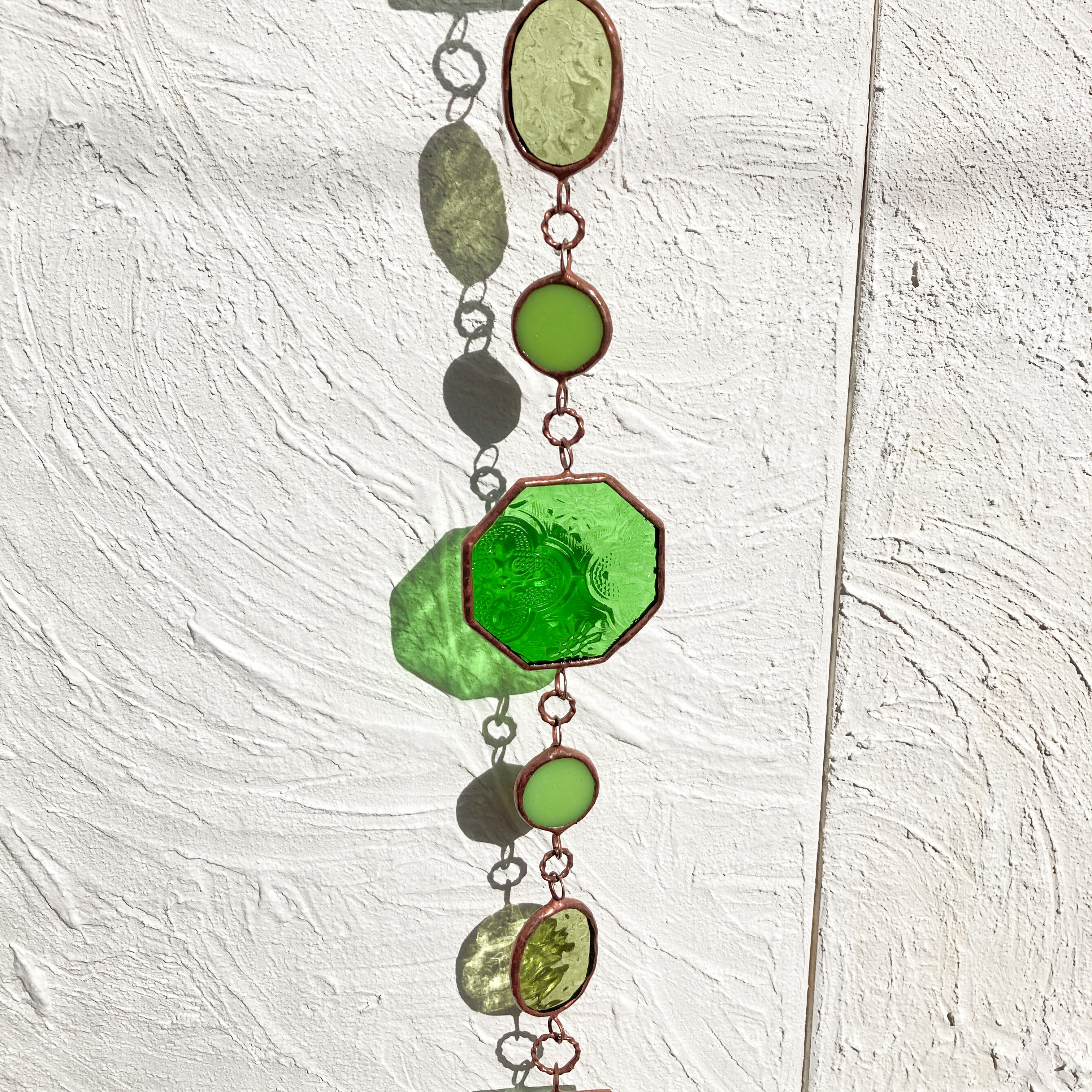 風水 緑の輝き 全方向から幸運を呼び込む ステンドグラス サンキャッチャー 調和デザイン