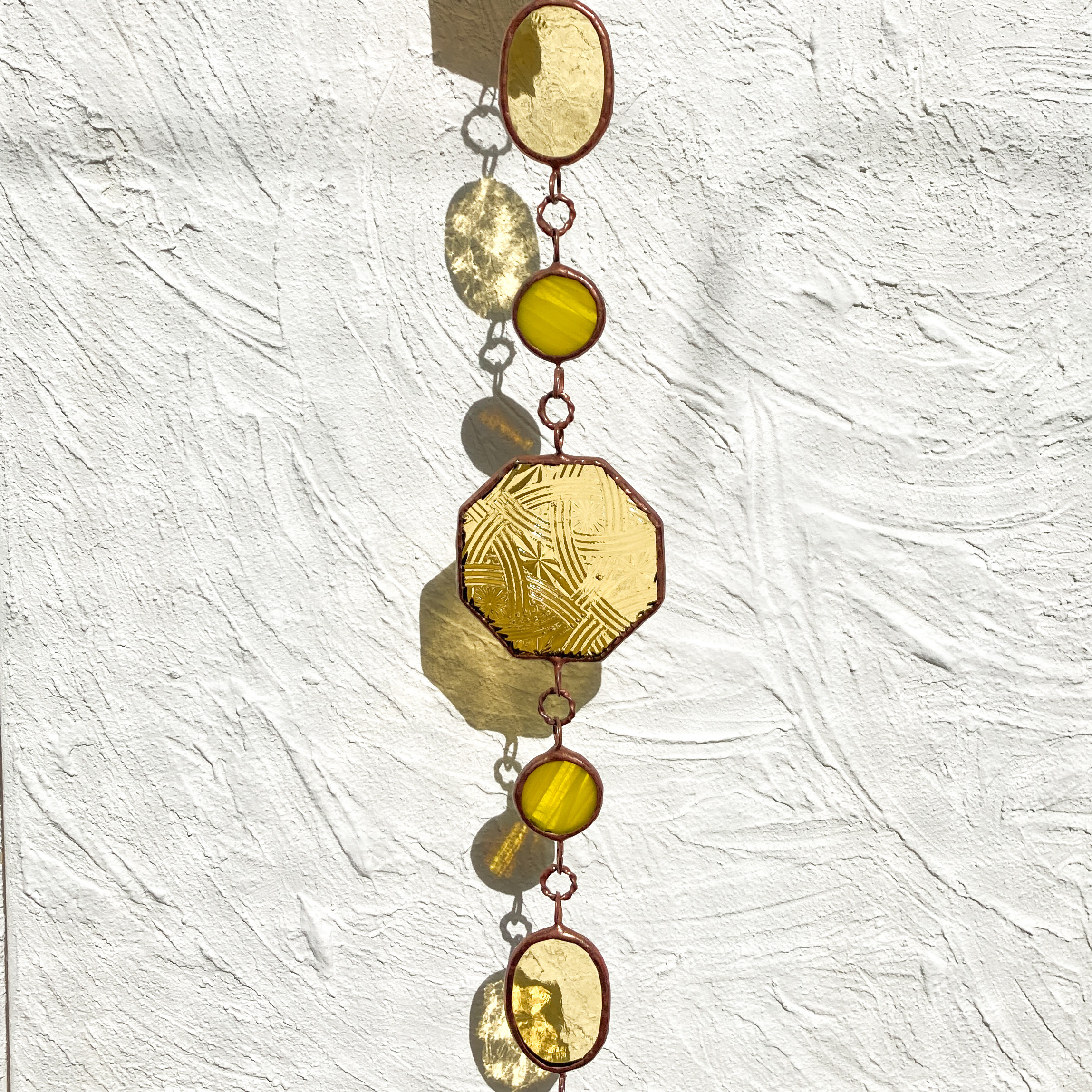 風水 黄色の輝き 全方向から幸運を呼び込む ステンドグラス サンキャッチャー 調和デザイン